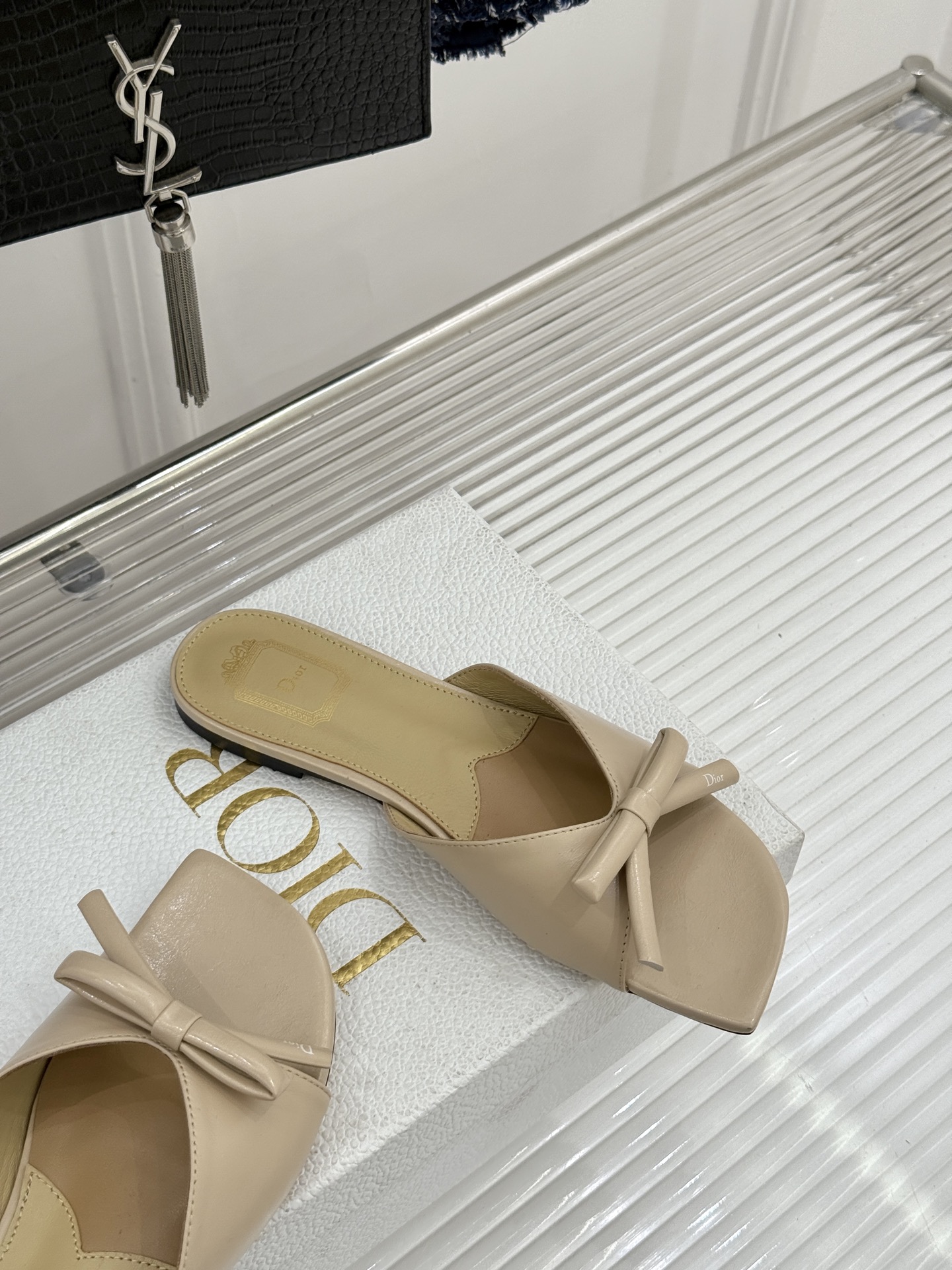 Dior/迪奥26WF早春新品蝴蝶结系列平底拖鞋当罗马阿尔巴尼别墅的早春晨光吻过迪奥工坊的缎面裁片这双凉