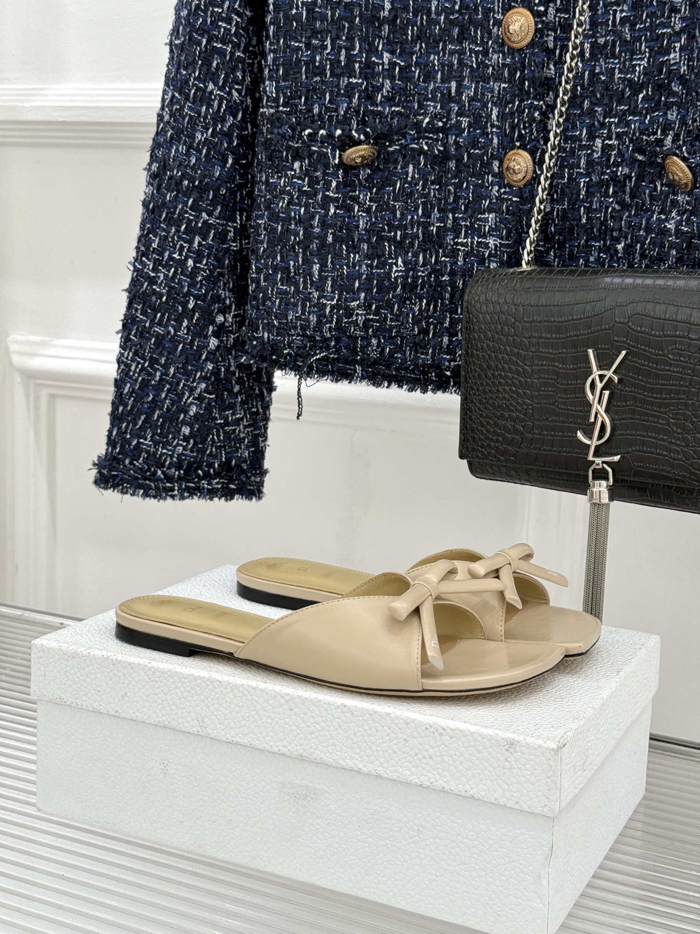 Dior/迪奥26WF早春新品蝴蝶结系列平底拖鞋当罗马阿尔巴尼别墅的早春晨光吻过迪奥工坊的缎面裁片这双凉