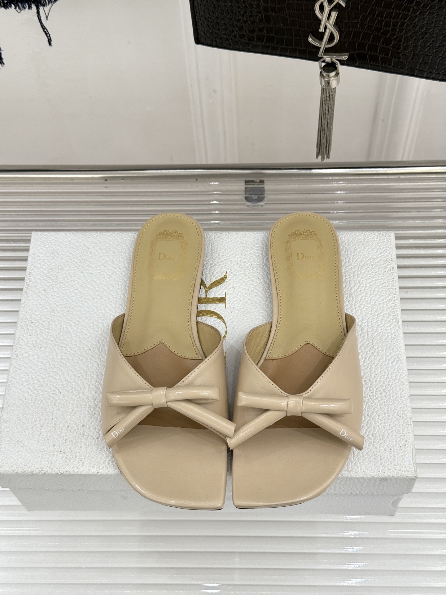 Dior/迪奥26WF早春新品蝴蝶结系列平底拖鞋当罗马阿尔巴尼别墅的早春晨光吻过迪奥工坊的缎面裁片这双凉