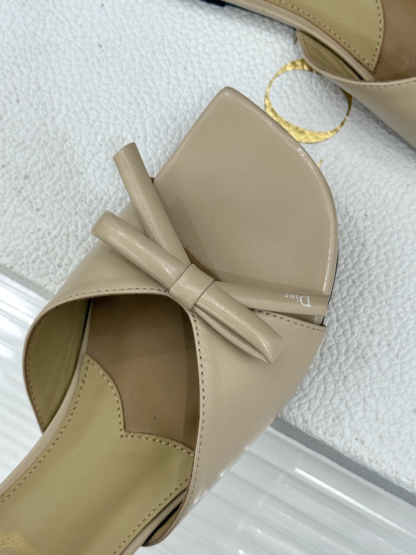 Dior/迪奥26WF早春新品蝴蝶结系列平底拖鞋当罗马阿尔巴尼别墅的早春晨光吻过迪奥工坊的缎面裁片这双凉