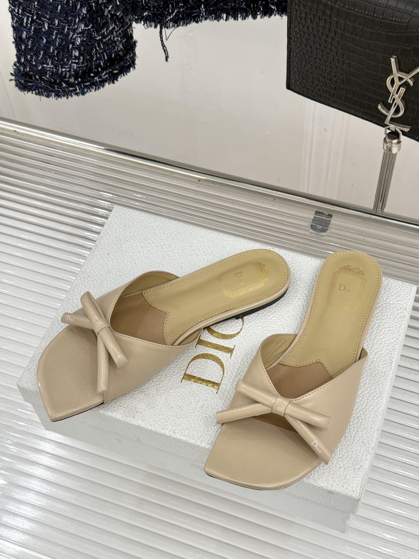Dior/迪奥26WF早春新品蝴蝶结系列平底拖鞋当罗马阿尔巴尼别墅的早春晨光吻过迪奥工坊的缎面裁片这双凉