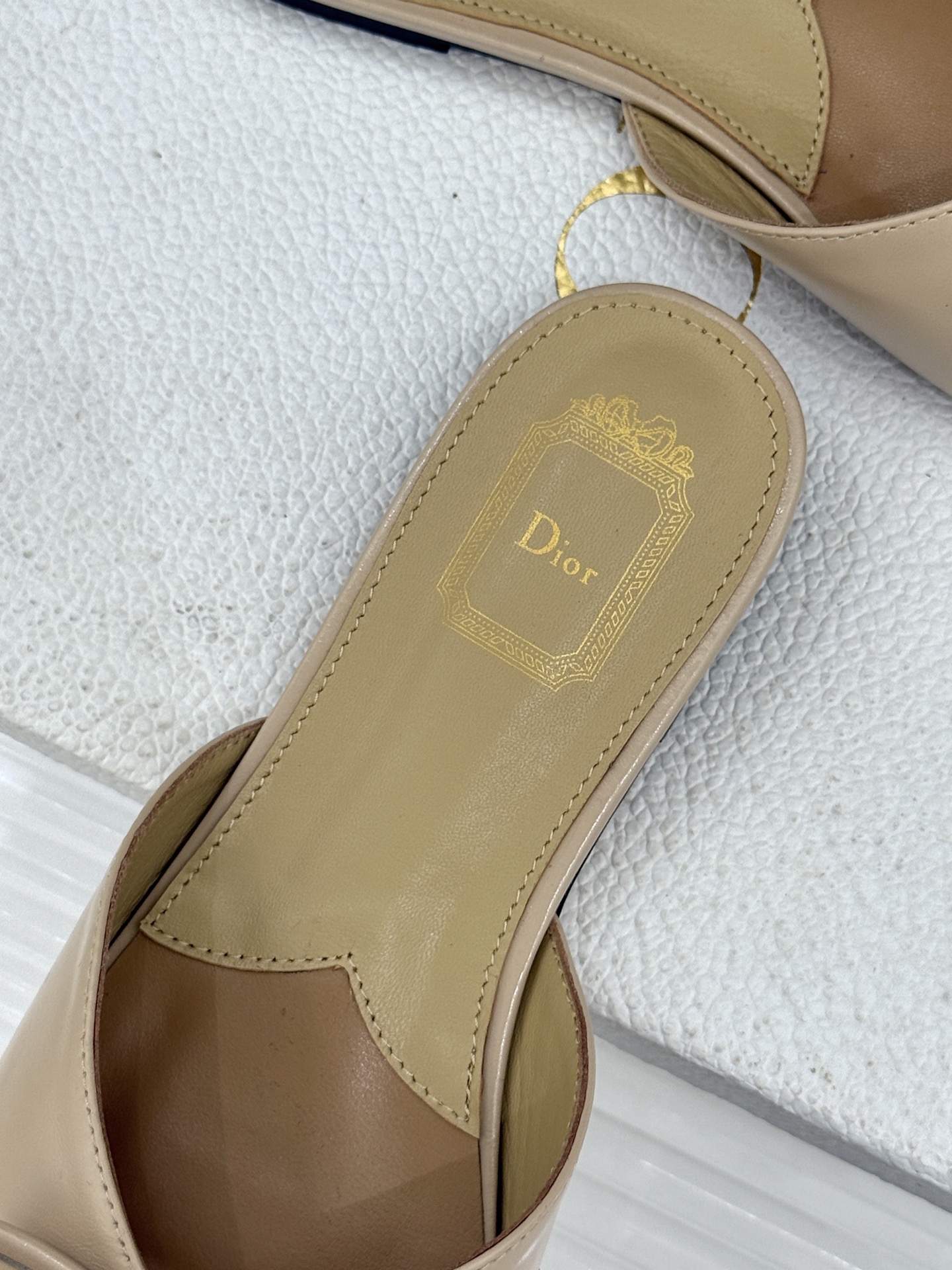 Dior/迪奥26WF早春新品蝴蝶结系列平底拖鞋当罗马阿尔巴尼别墅的早春晨光吻过迪奥工坊的缎面裁片这双凉