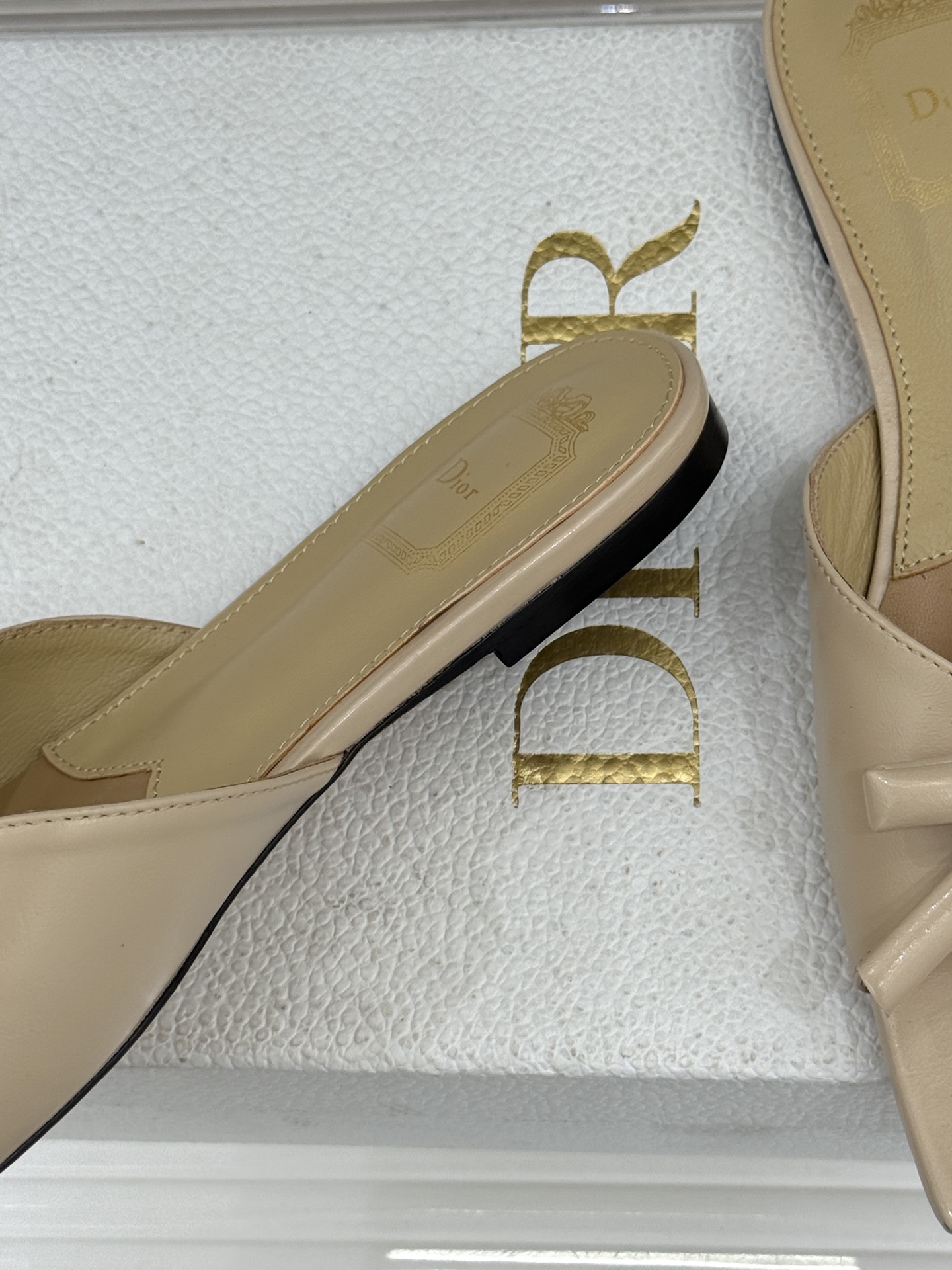 Dior/迪奥26WF早春新品蝴蝶结系列平底拖鞋当罗马阿尔巴尼别墅的早春晨光吻过迪奥工坊的缎面裁片这双凉