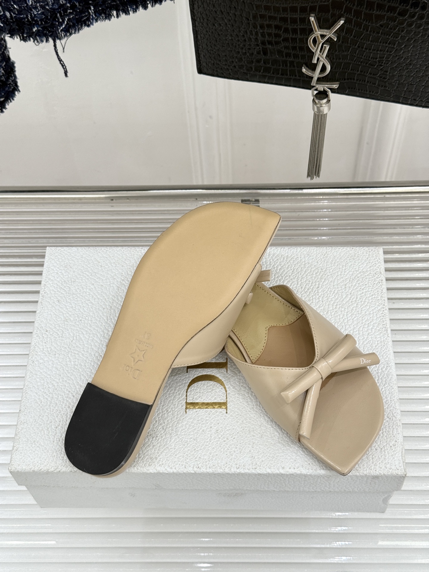 Dior/迪奥26WF早春新品蝴蝶结系列平底拖鞋当罗马阿尔巴尼别墅的早春晨光吻过迪奥工坊的缎面裁片这双凉