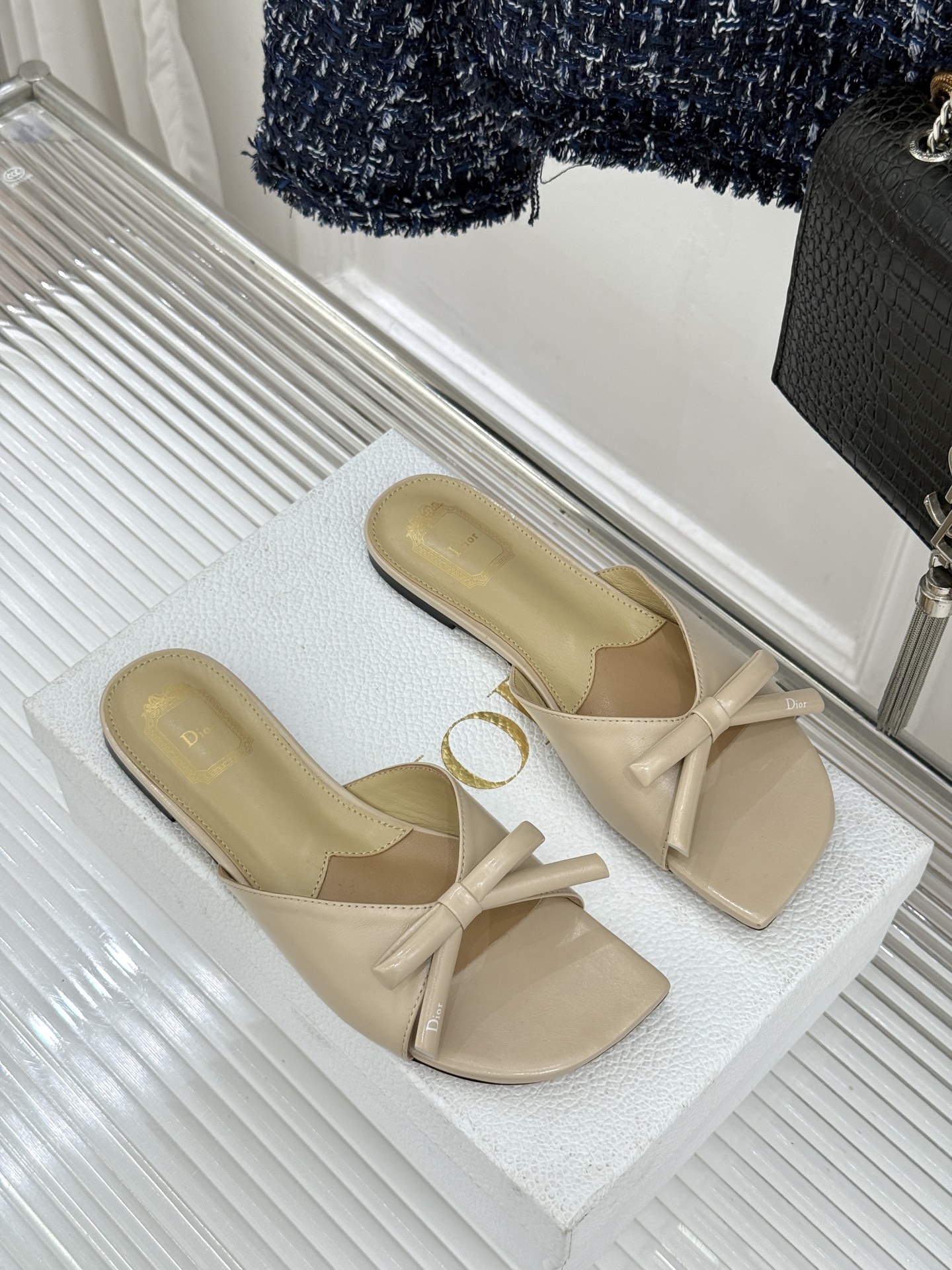 Dior/迪奥26WF早春新品蝴蝶结系列平底拖鞋当罗马阿尔巴尼别墅的早春晨光吻过迪奥工坊的缎面裁片这双凉