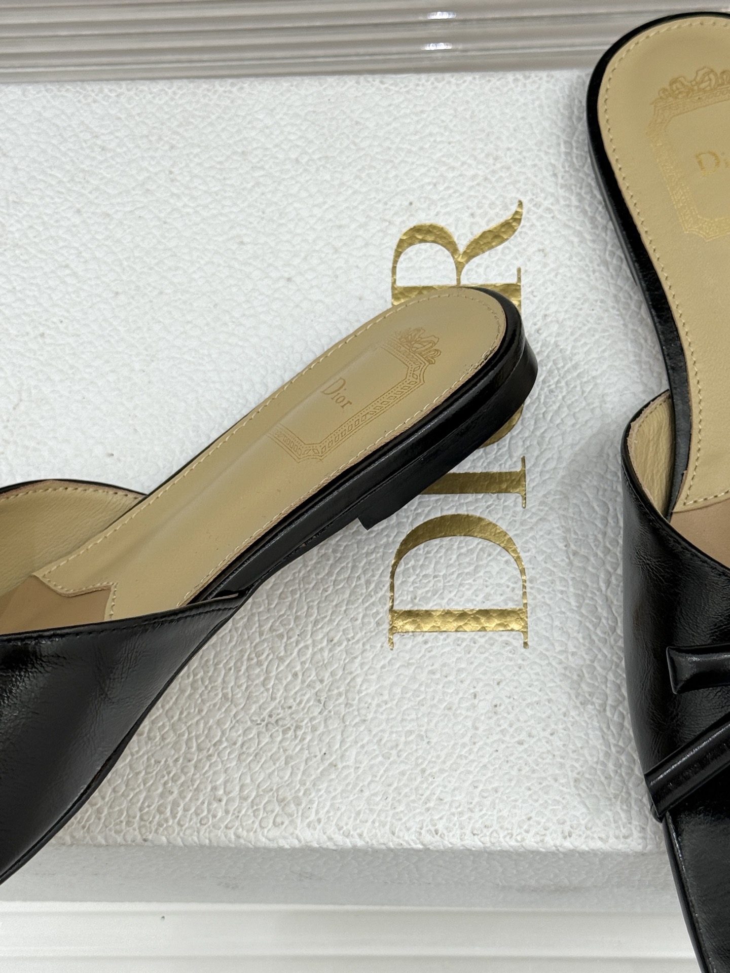 Dior/迪奥26WF早春新品蝴蝶结系列平底拖鞋当罗马阿尔巴尼别墅的早春晨光吻过迪奥工坊的缎面裁片这双凉