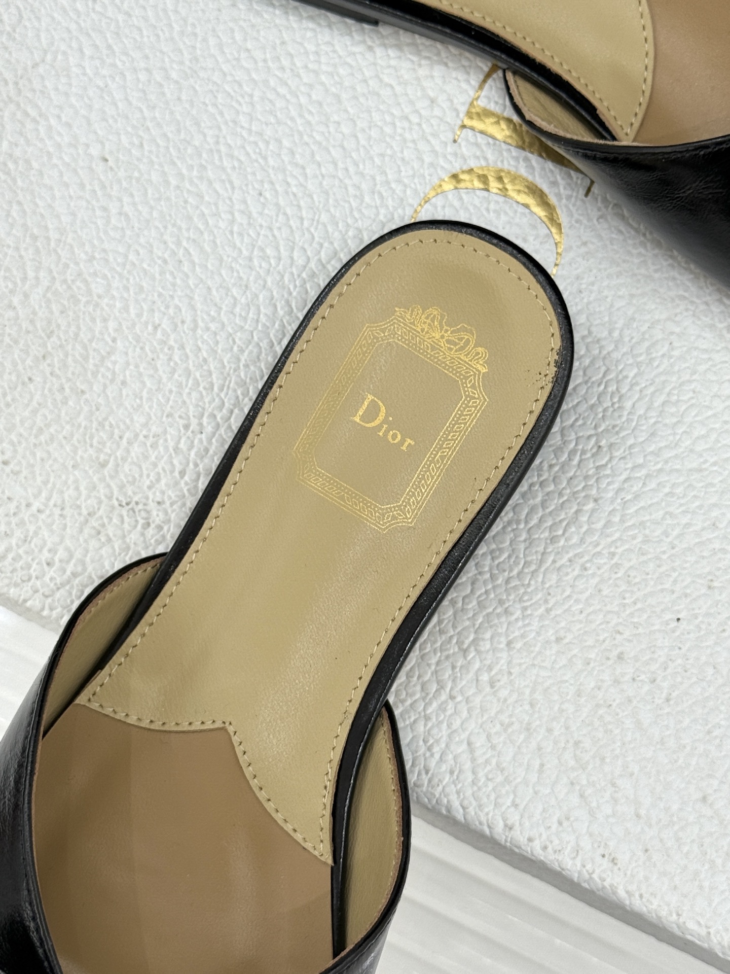 Dior/迪奥26WF早春新品蝴蝶结系列平底拖鞋当罗马阿尔巴尼别墅的早春晨光吻过迪奥工坊的缎面裁片这双凉