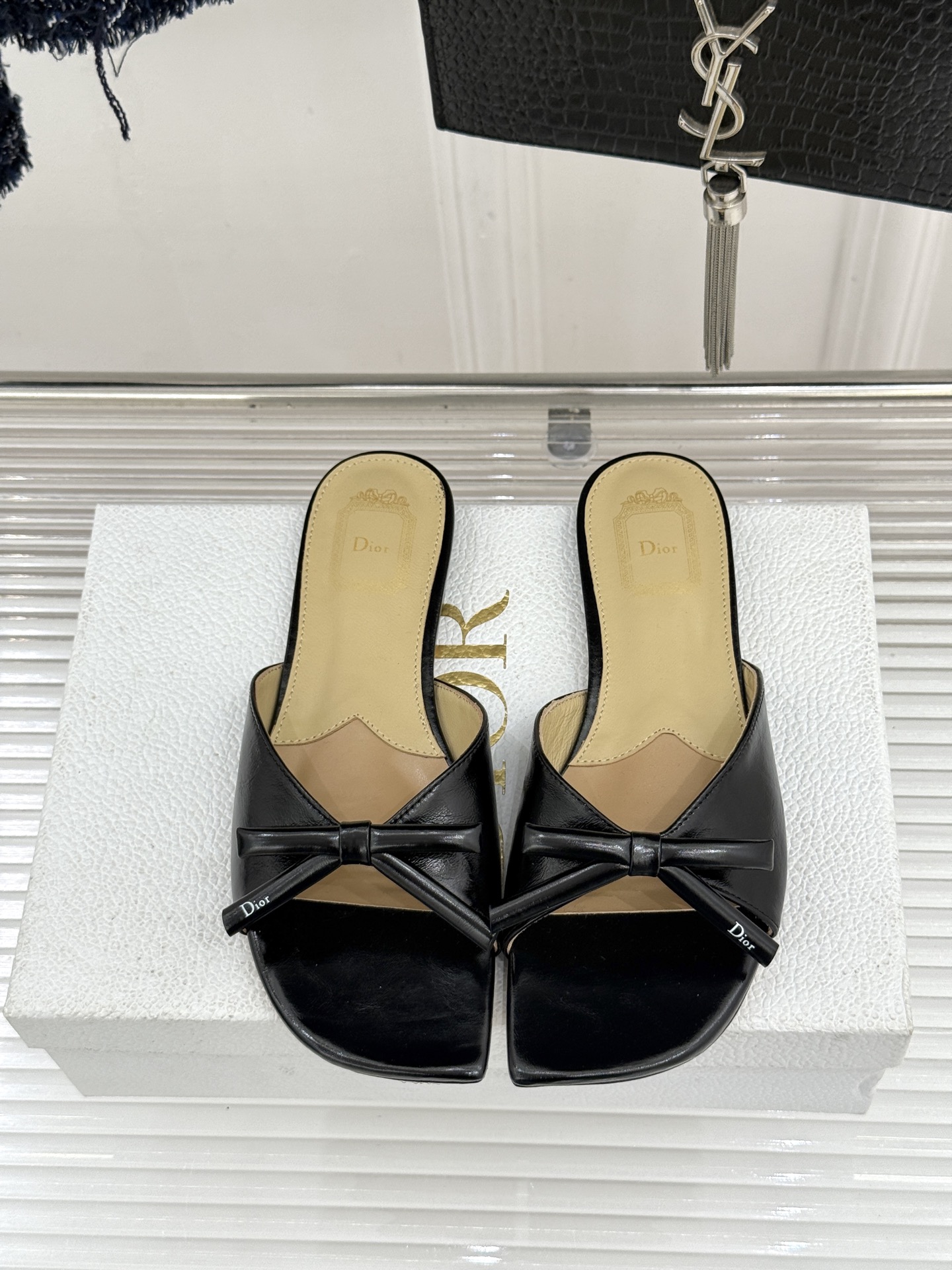 Dior/迪奥26WF早春新品蝴蝶结系列平底拖鞋当罗马阿尔巴尼别墅的早春晨光吻过迪奥工坊的缎面裁片这双凉