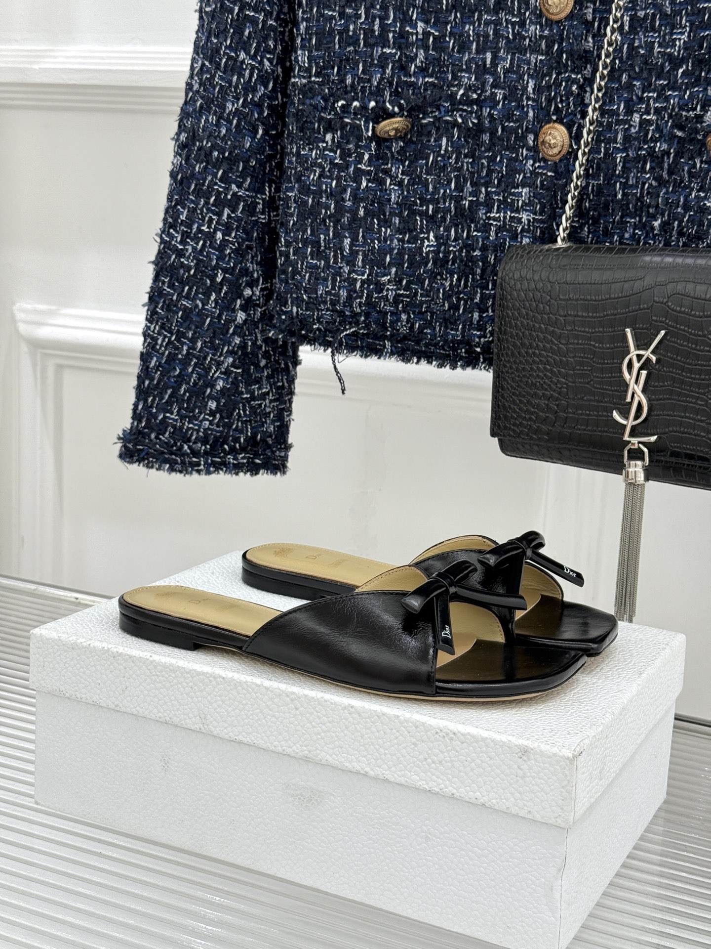 Dior/迪奥26WF早春新品蝴蝶结系列平底拖鞋当罗马阿尔巴尼别墅的早春晨光吻过迪奥工坊的缎面裁片这双凉