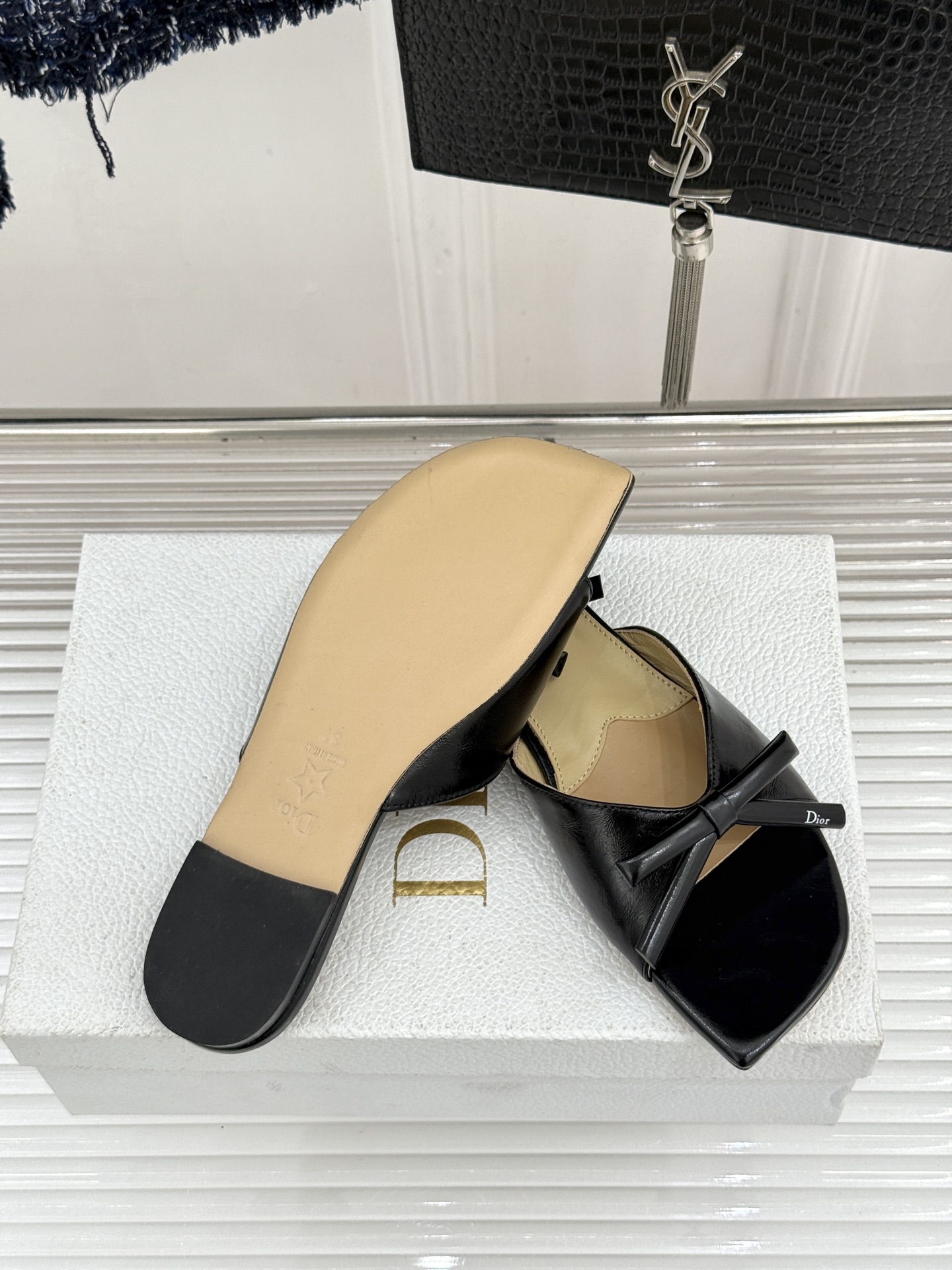 Dior/迪奥26WF早春新品蝴蝶结系列平底拖鞋当罗马阿尔巴尼别墅的早春晨光吻过迪奥工坊的缎面裁片这双凉
