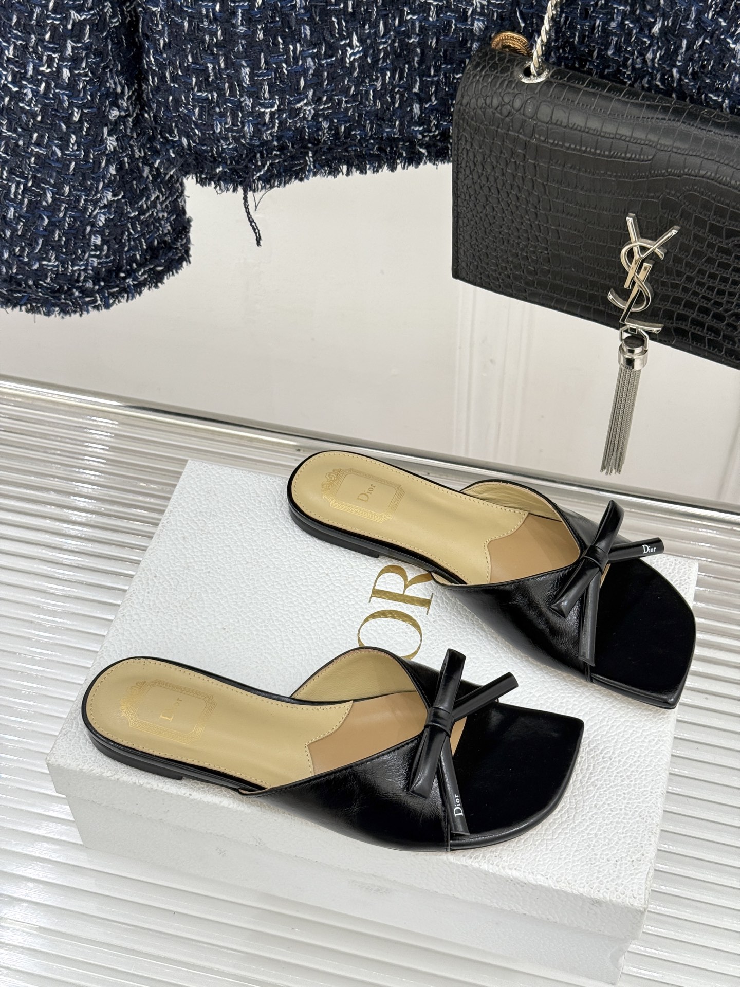 Dior/迪奥26WF早春新品蝴蝶结系列平底拖鞋当罗马阿尔巴尼别墅的早春晨光吻过迪奥工坊的缎面裁片这双凉