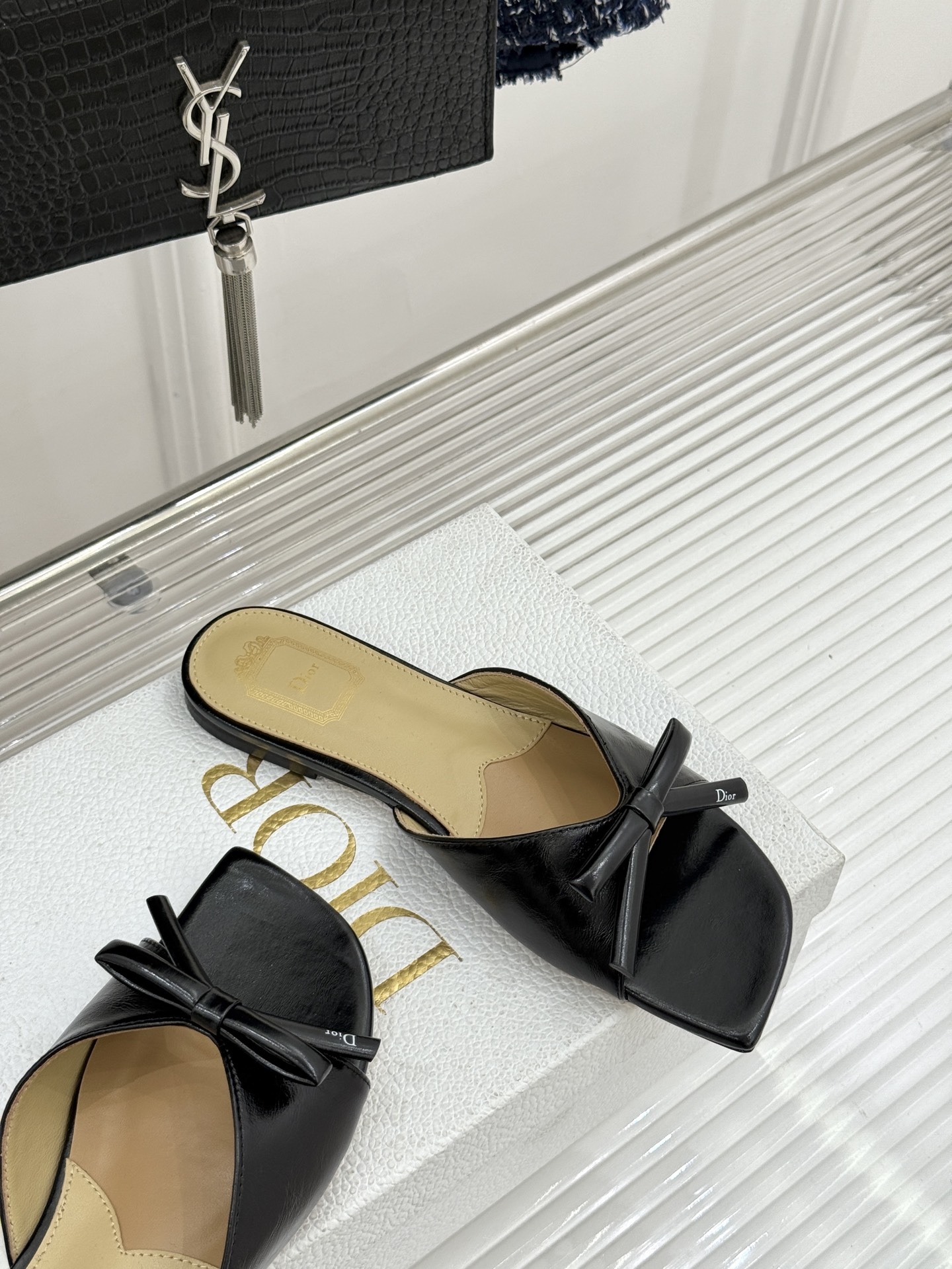 Dior/迪奥26WF早春新品蝴蝶结系列平底拖鞋当罗马阿尔巴尼别墅的早春晨光吻过迪奥工坊的缎面裁片这双凉