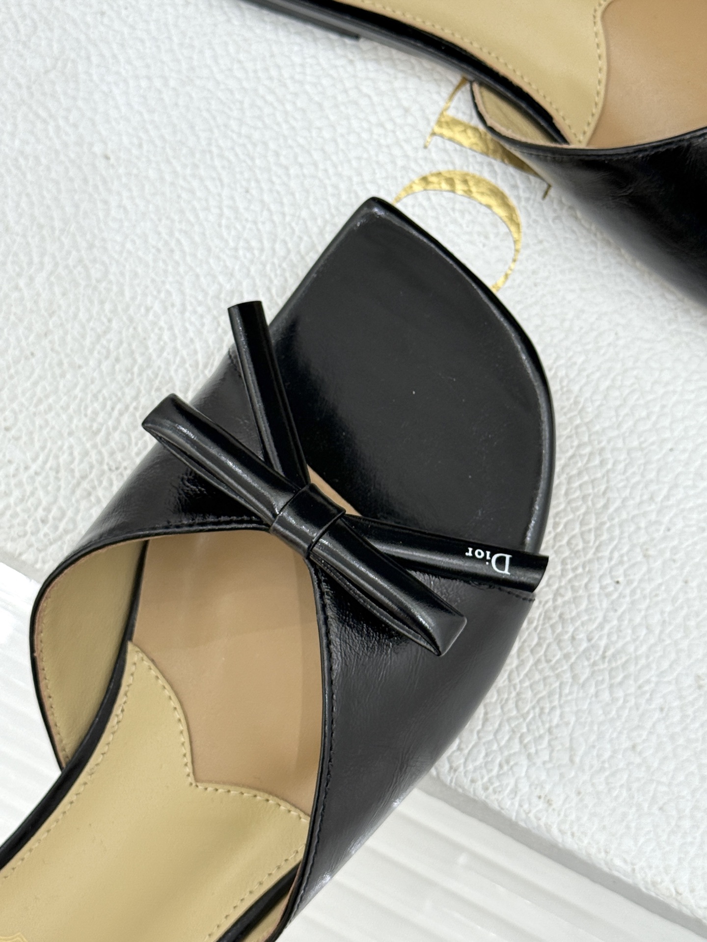 Dior/迪奥26WF早春新品蝴蝶结系列平底拖鞋当罗马阿尔巴尼别墅的早春晨光吻过迪奥工坊的缎面裁片这双凉