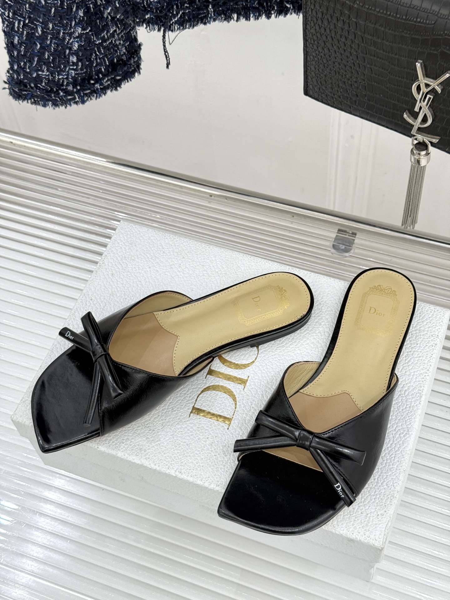Dior/迪奥26WF早春新品蝴蝶结系列平底拖鞋当罗马阿尔巴尼别墅的早春晨光吻过迪奥工坊的缎面裁片这双凉