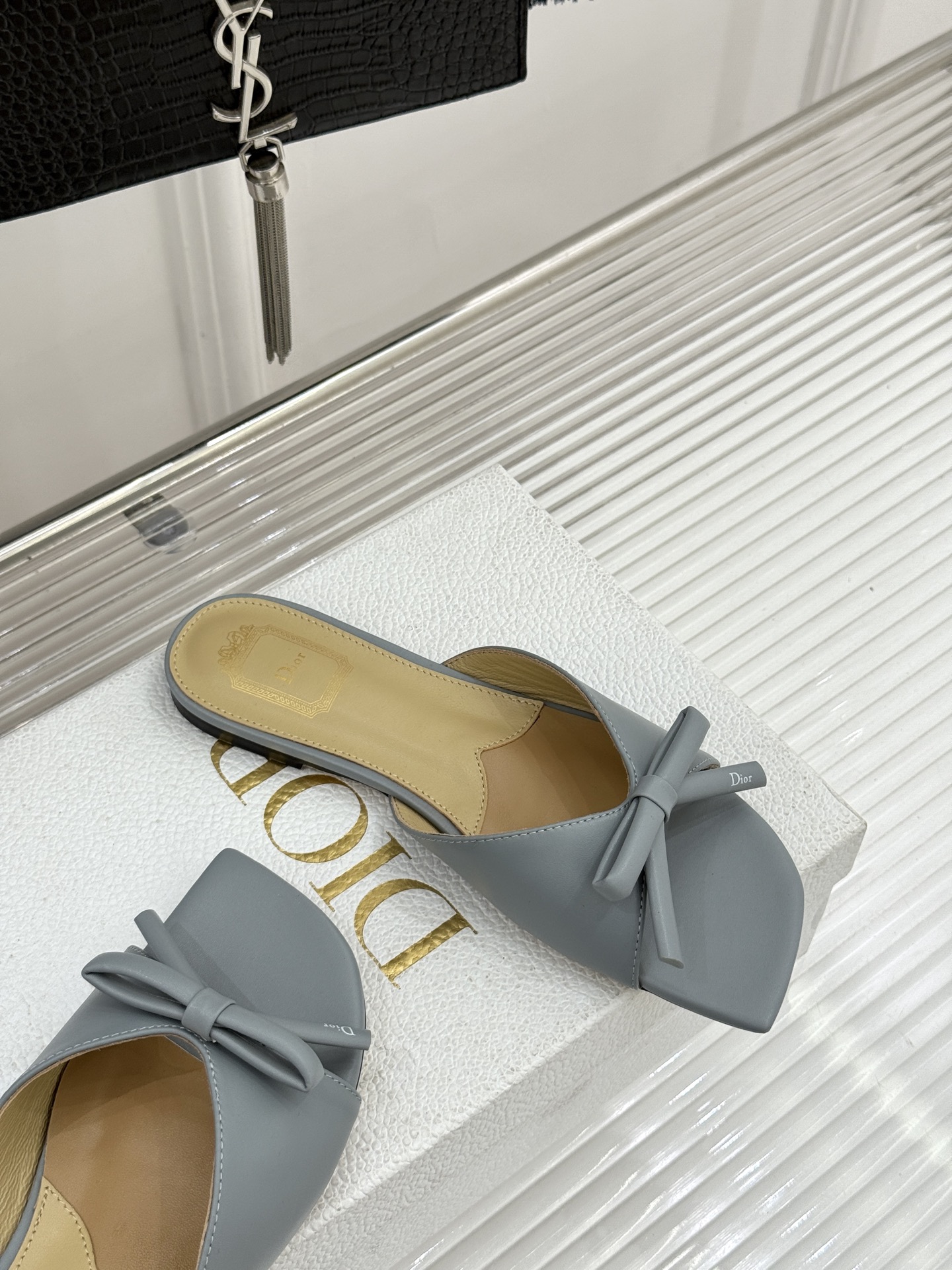 Dior/迪奥26WF早春新品蝴蝶结系列平底拖鞋当罗马阿尔巴尼别墅的早春晨光吻过迪奥工坊的缎面裁片这双凉