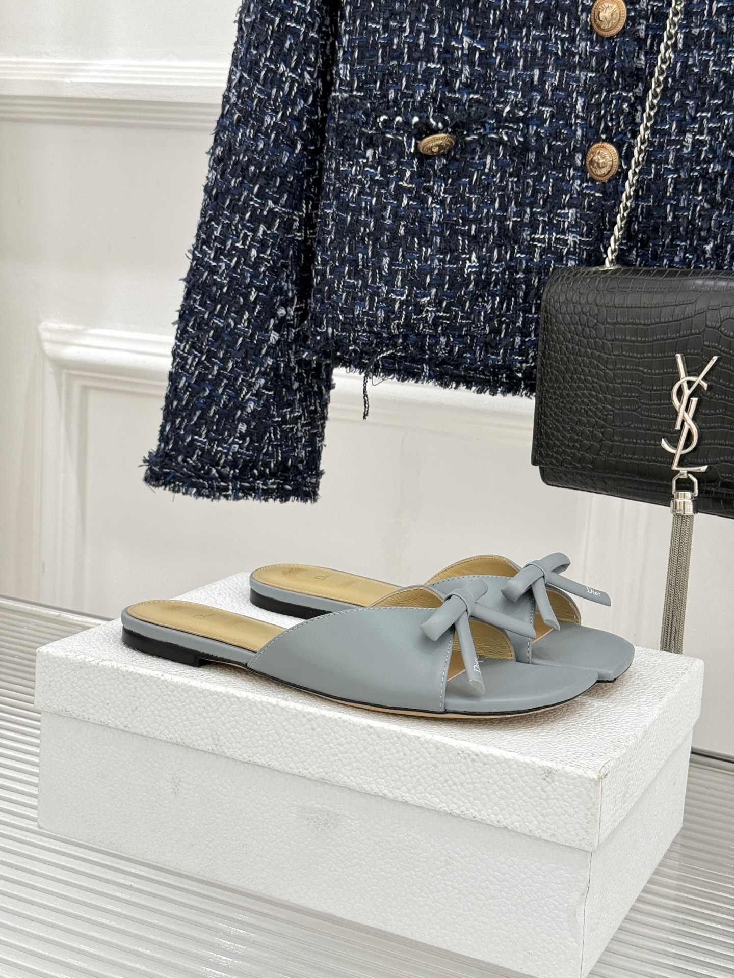 Dior/迪奥26WF早春新品蝴蝶结系列平底拖鞋当罗马阿尔巴尼别墅的早春晨光吻过迪奥工坊的缎面裁片这双凉