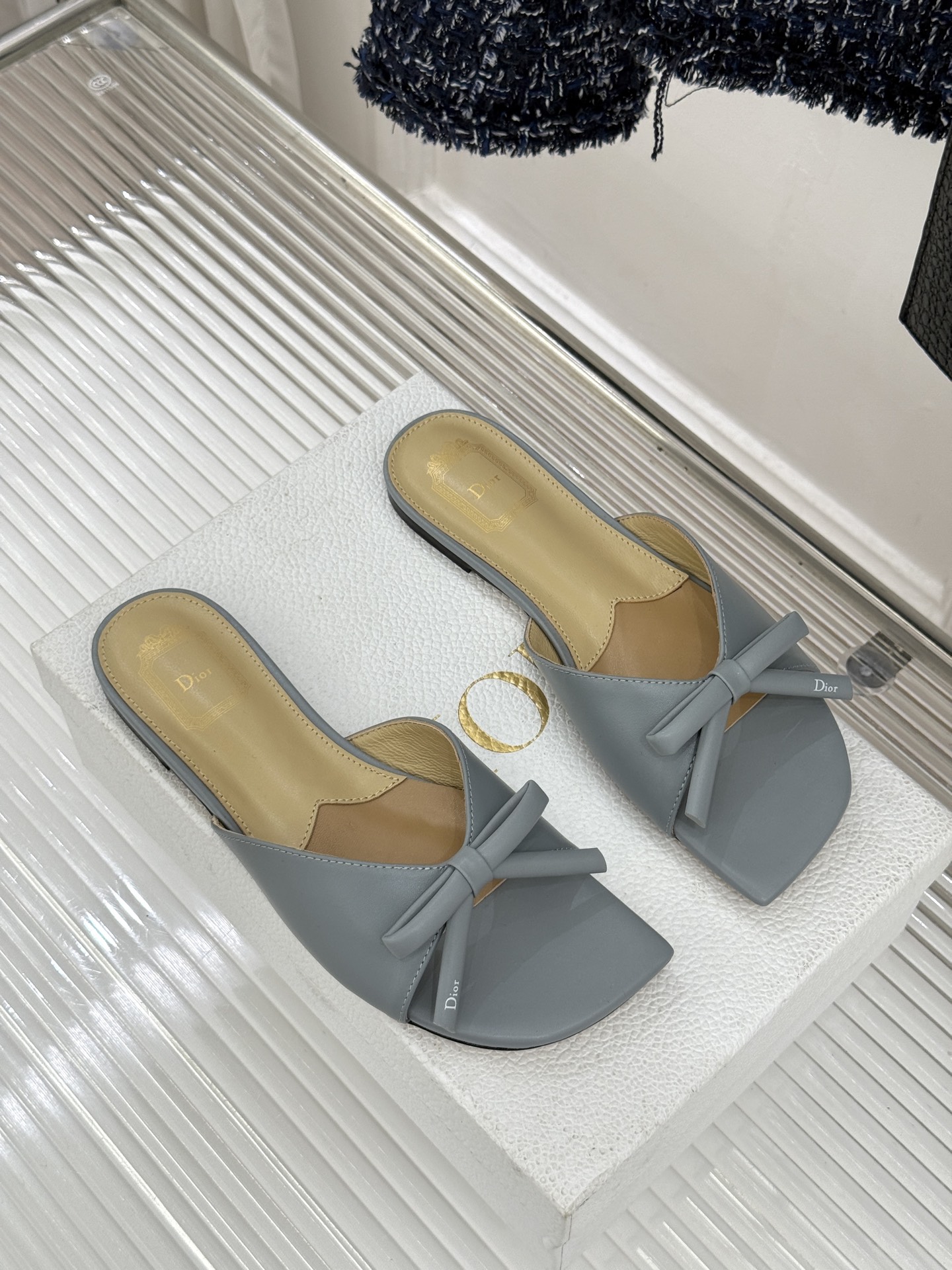 Dior/迪奥26WF早春新品蝴蝶结系列平底拖鞋当罗马阿尔巴尼别墅的早春晨光吻过迪奥工坊的缎面裁片这双凉