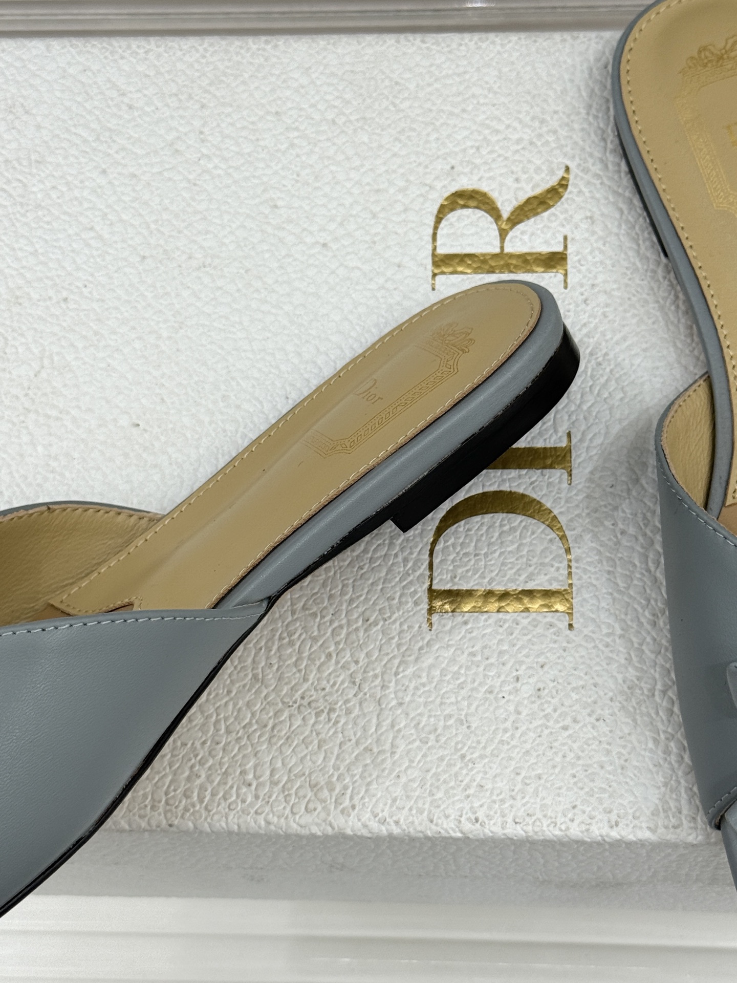 Dior/迪奥26WF早春新品蝴蝶结系列平底拖鞋当罗马阿尔巴尼别墅的早春晨光吻过迪奥工坊的缎面裁片这双凉