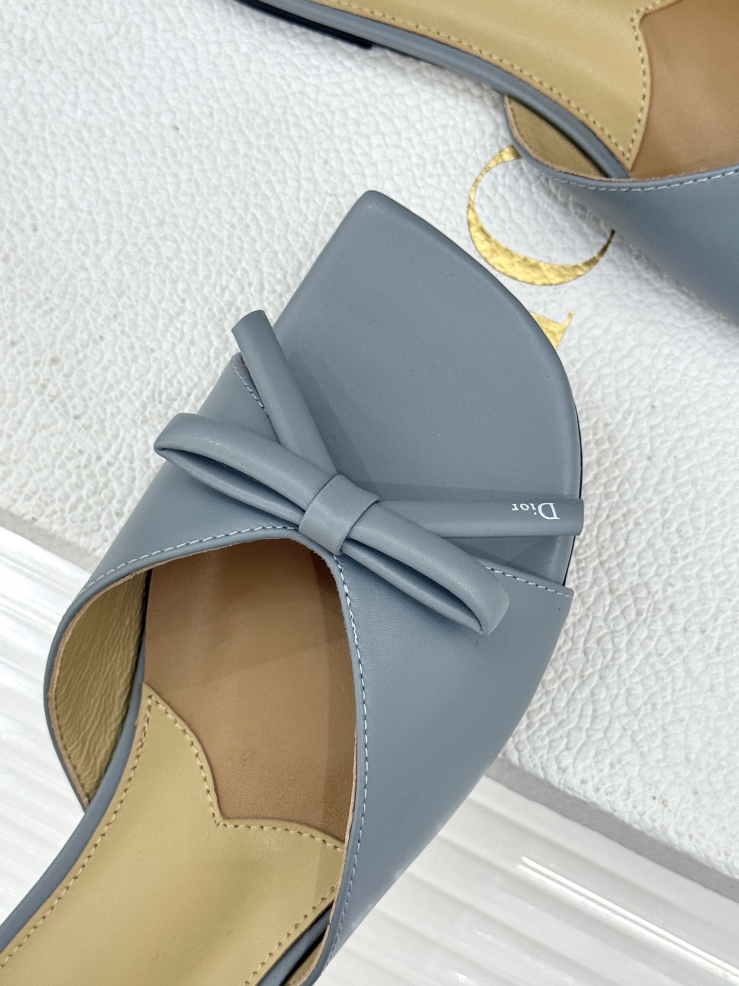 Dior/迪奥26WF早春新品蝴蝶结系列平底拖鞋当罗马阿尔巴尼别墅的早春晨光吻过迪奥工坊的缎面裁片这双凉