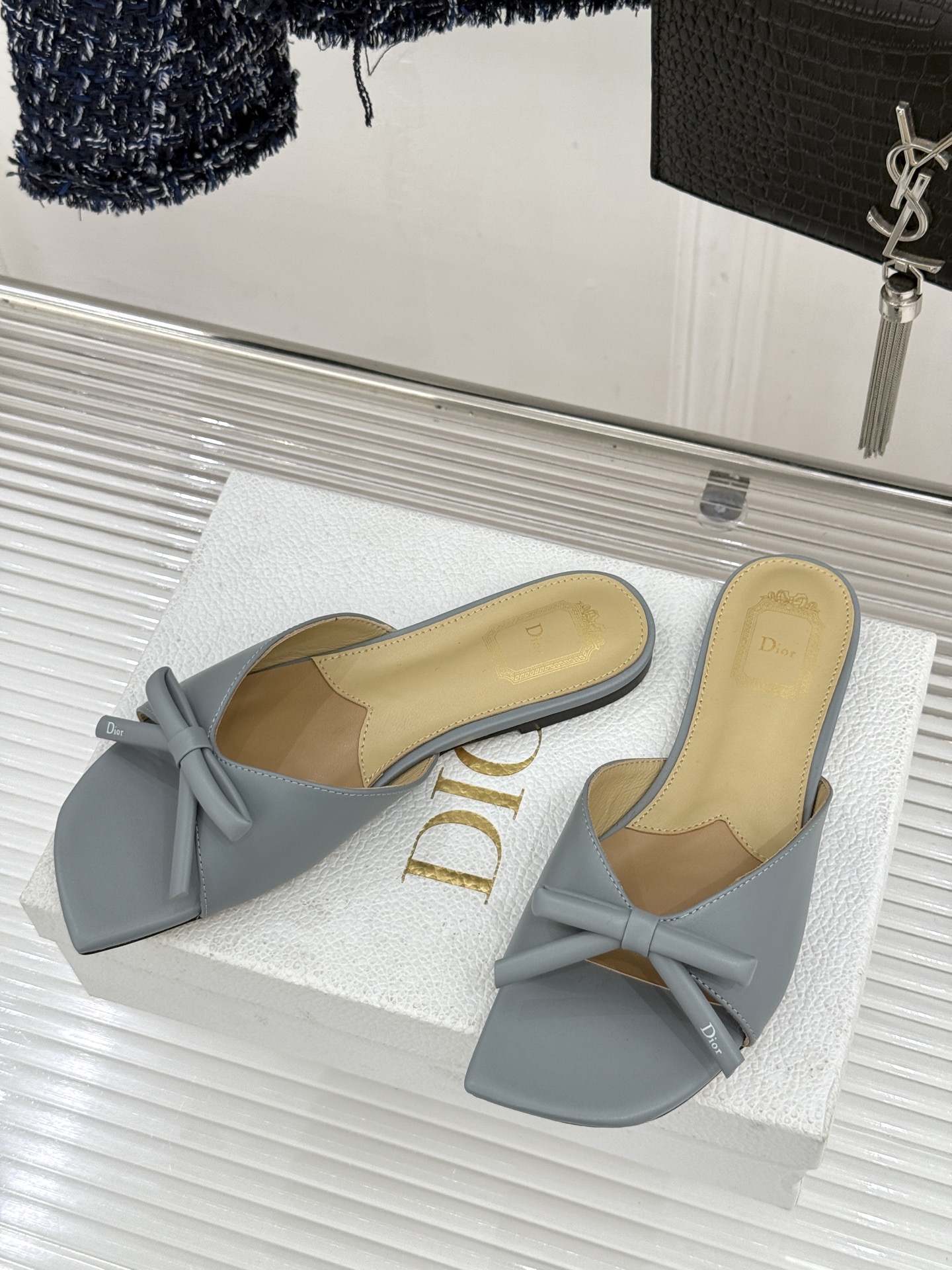 Dior/迪奥26WF早春新品蝴蝶结系列平底拖鞋当罗马阿尔巴尼别墅的早春晨光吻过迪奥工坊的缎面裁片这双凉