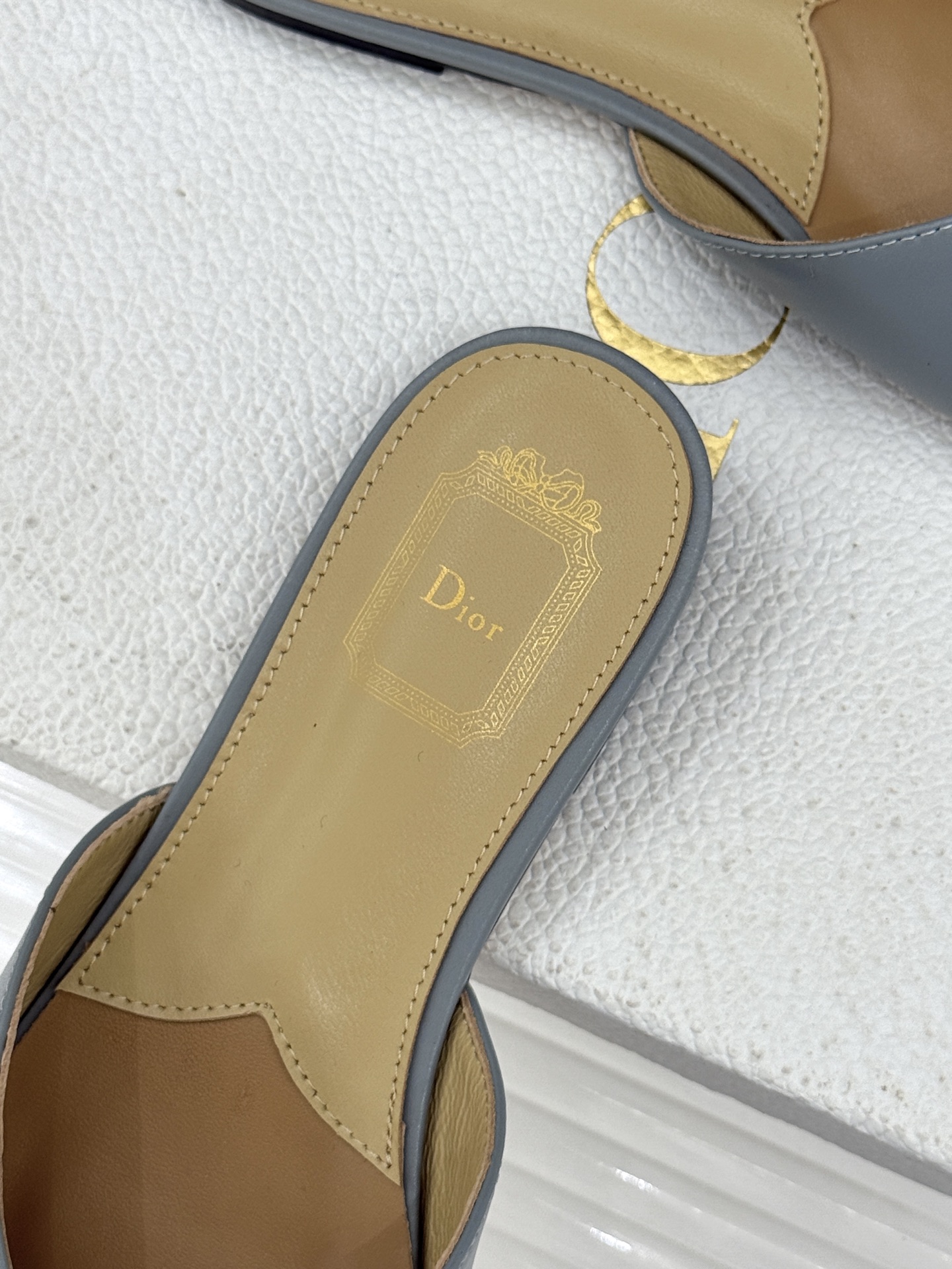 Dior/迪奥26WF早春新品蝴蝶结系列平底拖鞋当罗马阿尔巴尼别墅的早春晨光吻过迪奥工坊的缎面裁片这双凉