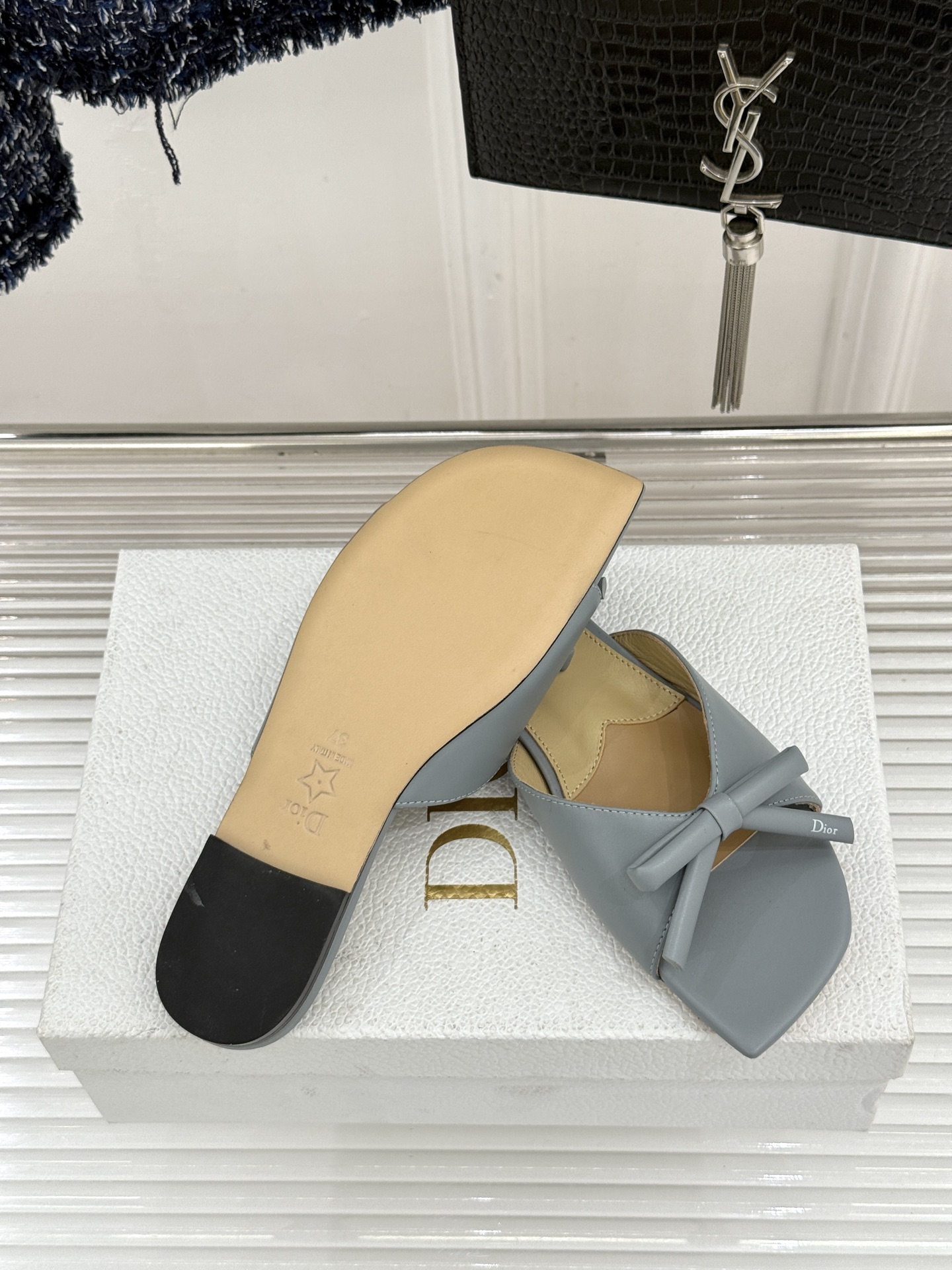 Dior/迪奥26WF早春新品蝴蝶结系列平底拖鞋当罗马阿尔巴尼别墅的早春晨光吻过迪奥工坊的缎面裁片这双凉