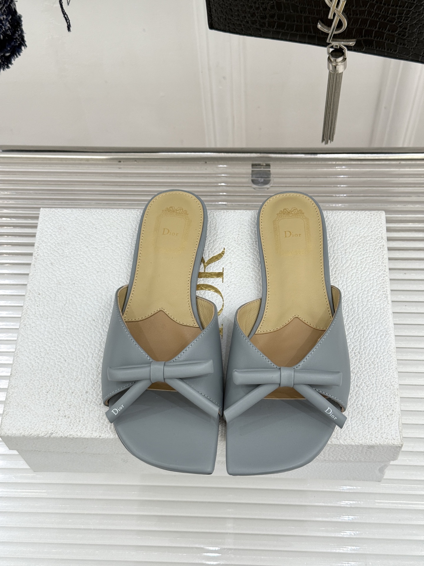 Dior/迪奥26WF早春新品蝴蝶结系列平底拖鞋当罗马阿尔巴尼别墅的早春晨光吻过迪奥工坊的缎面裁片这双凉
