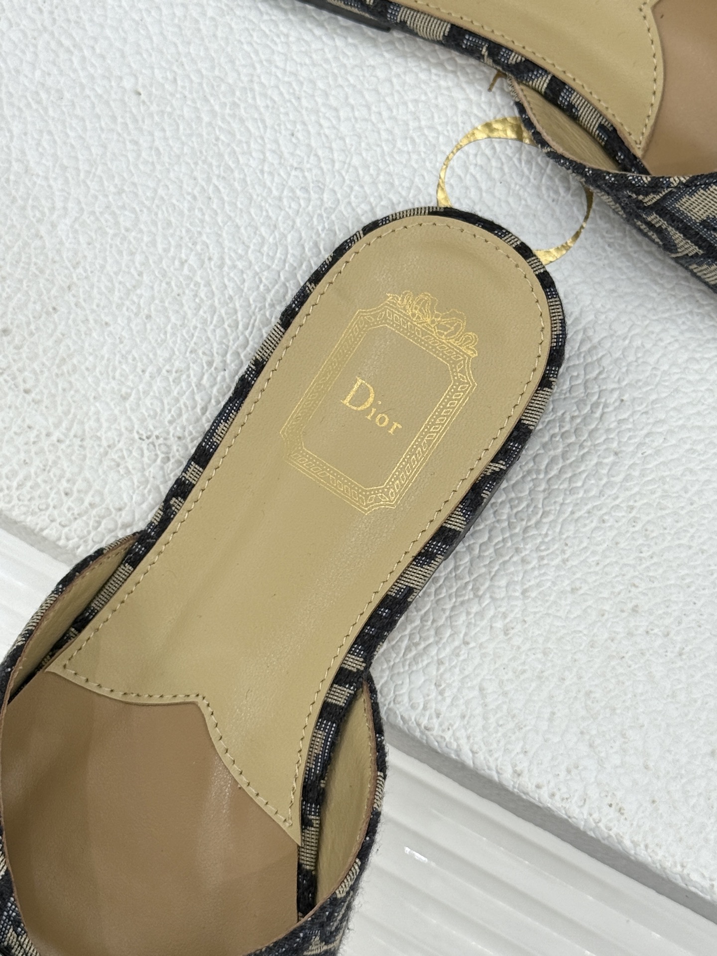 Dior/迪奥26WF早春新品蝴蝶结系列平底拖鞋当罗马阿尔巴尼别墅的早春晨光吻过迪奥工坊的缎面裁片这双凉