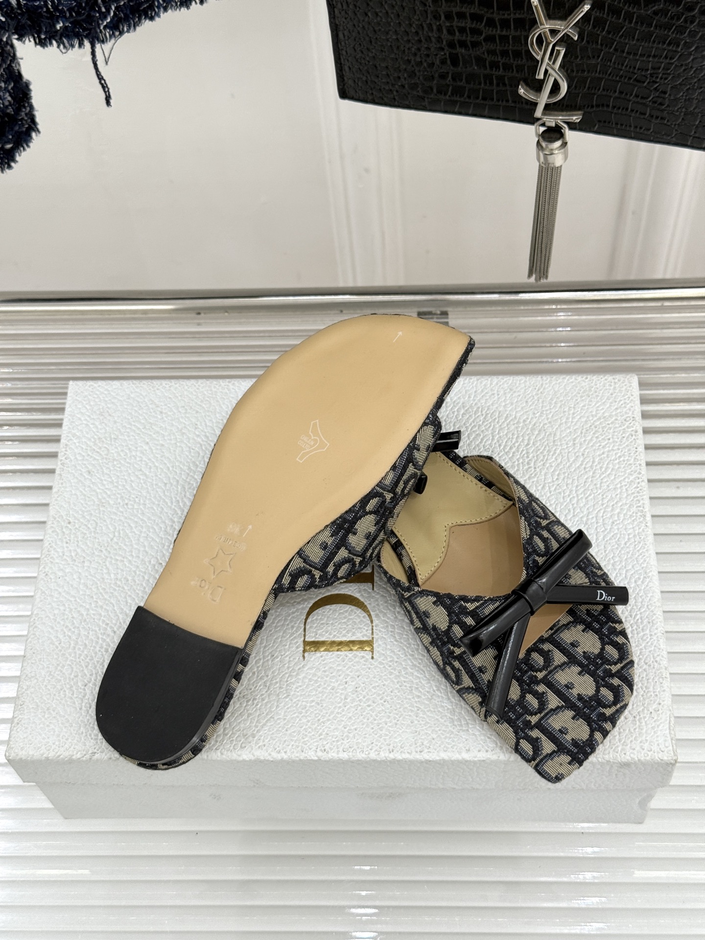 Dior/迪奥26WF早春新品蝴蝶结系列平底拖鞋当罗马阿尔巴尼别墅的早春晨光吻过迪奥工坊的缎面裁片这双凉