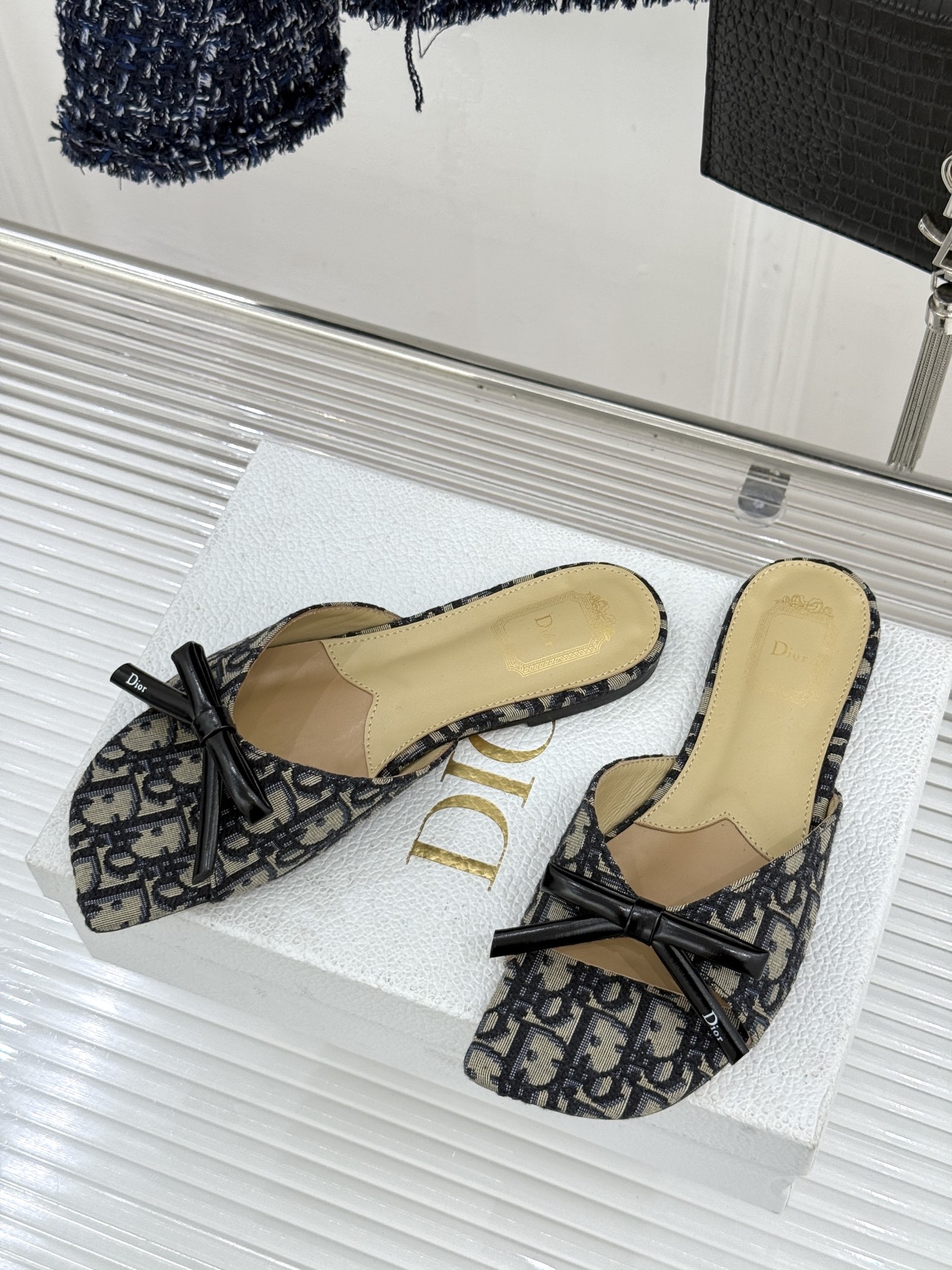 Dior/迪奥26WF早春新品蝴蝶结系列平底拖鞋当罗马阿尔巴尼别墅的早春晨光吻过迪奥工坊的缎面裁片这双凉