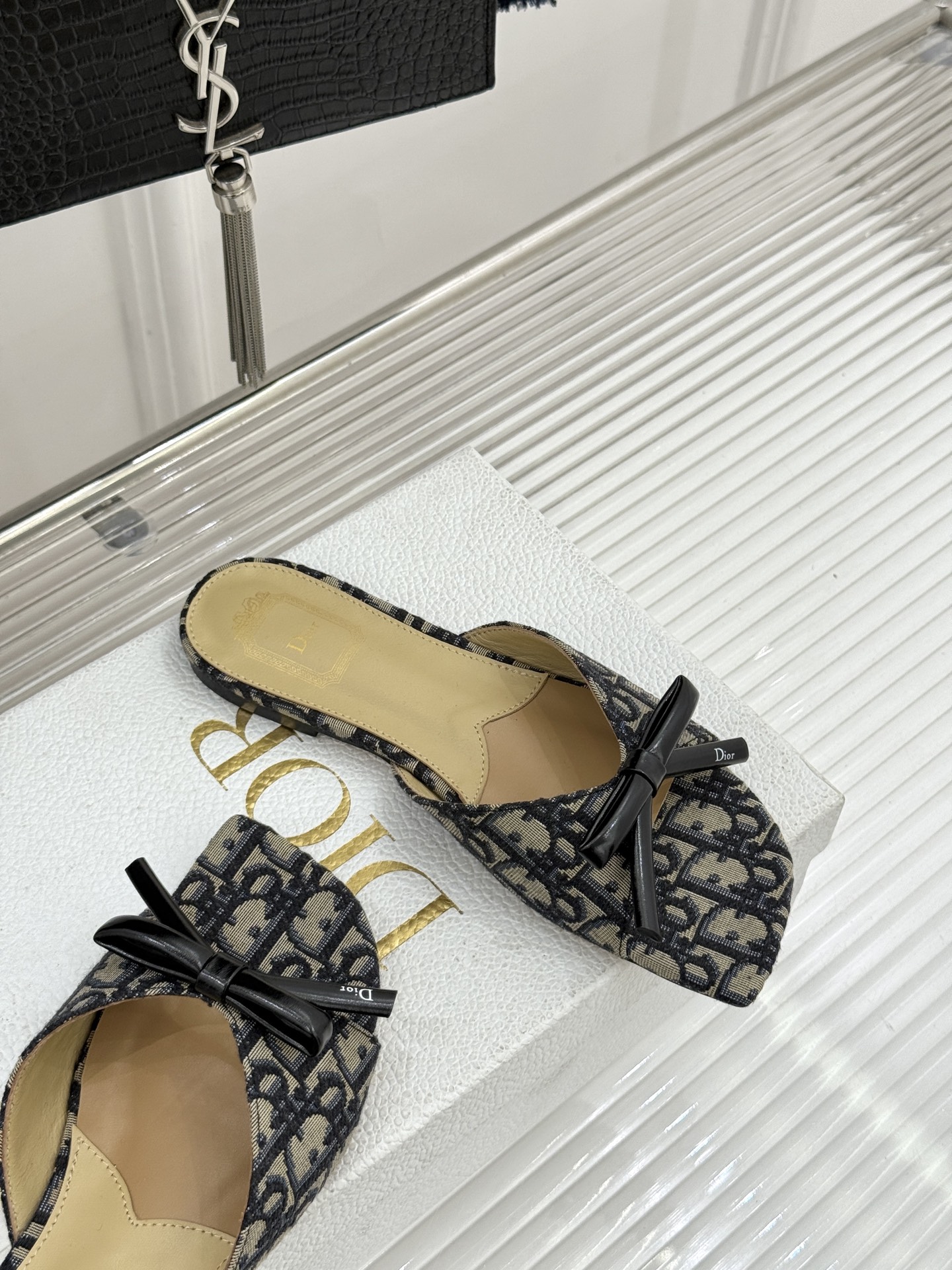 Dior/迪奥26WF早春新品蝴蝶结系列平底拖鞋当罗马阿尔巴尼别墅的早春晨光吻过迪奥工坊的缎面裁片这双凉