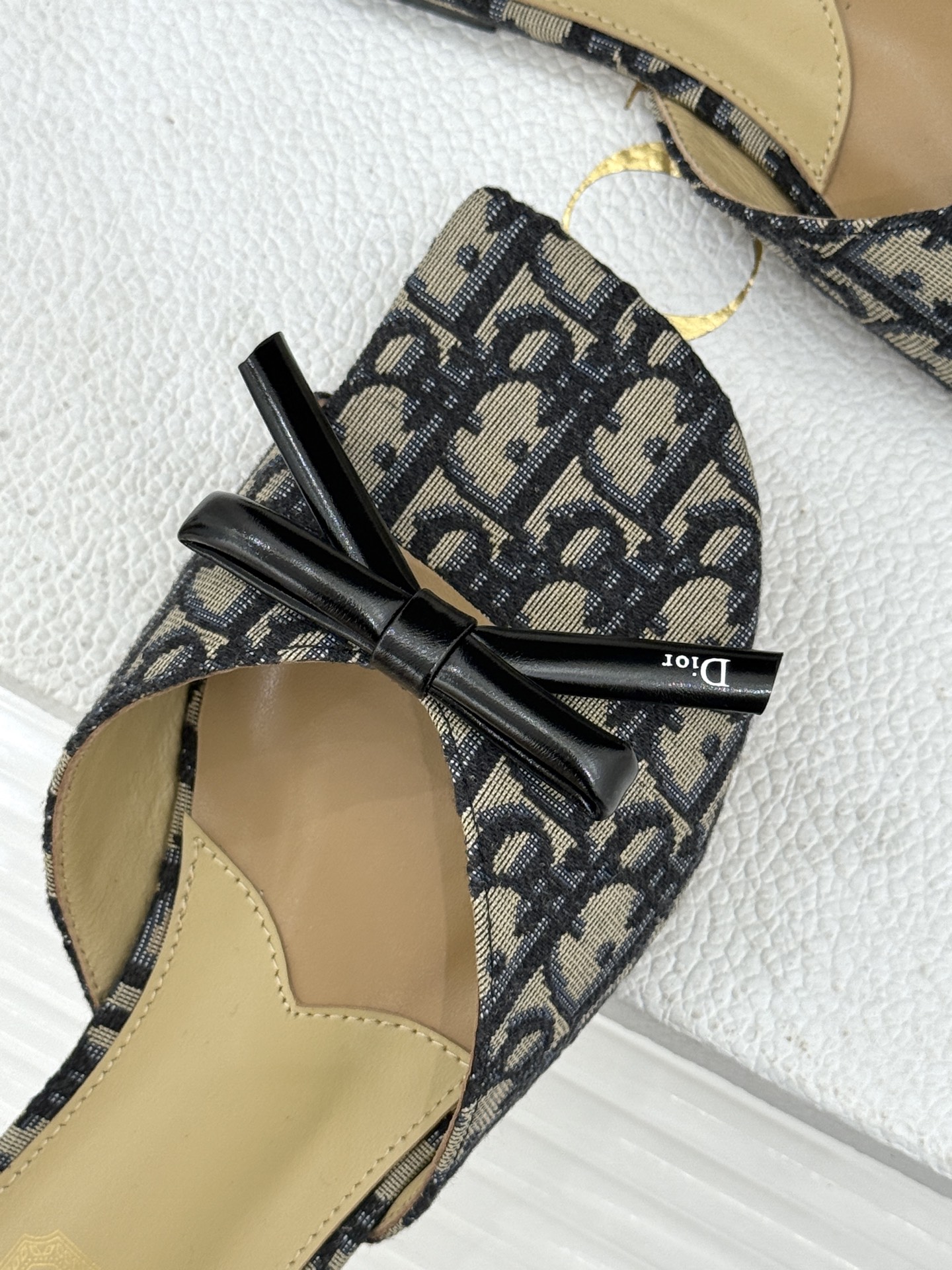 Dior/迪奥26WF早春新品蝴蝶结系列平底拖鞋当罗马阿尔巴尼别墅的早春晨光吻过迪奥工坊的缎面裁片这双凉