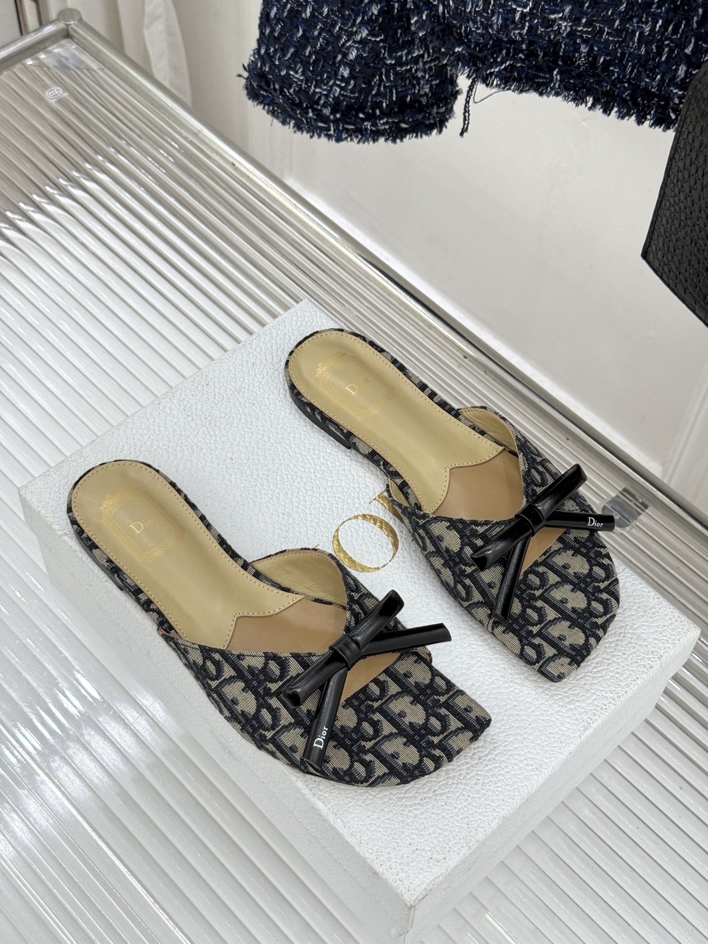 Dior/迪奥26WF早春新品蝴蝶结系列平底拖鞋当罗马阿尔巴尼别墅的早春晨光吻过迪奥工坊的缎面裁片这双凉