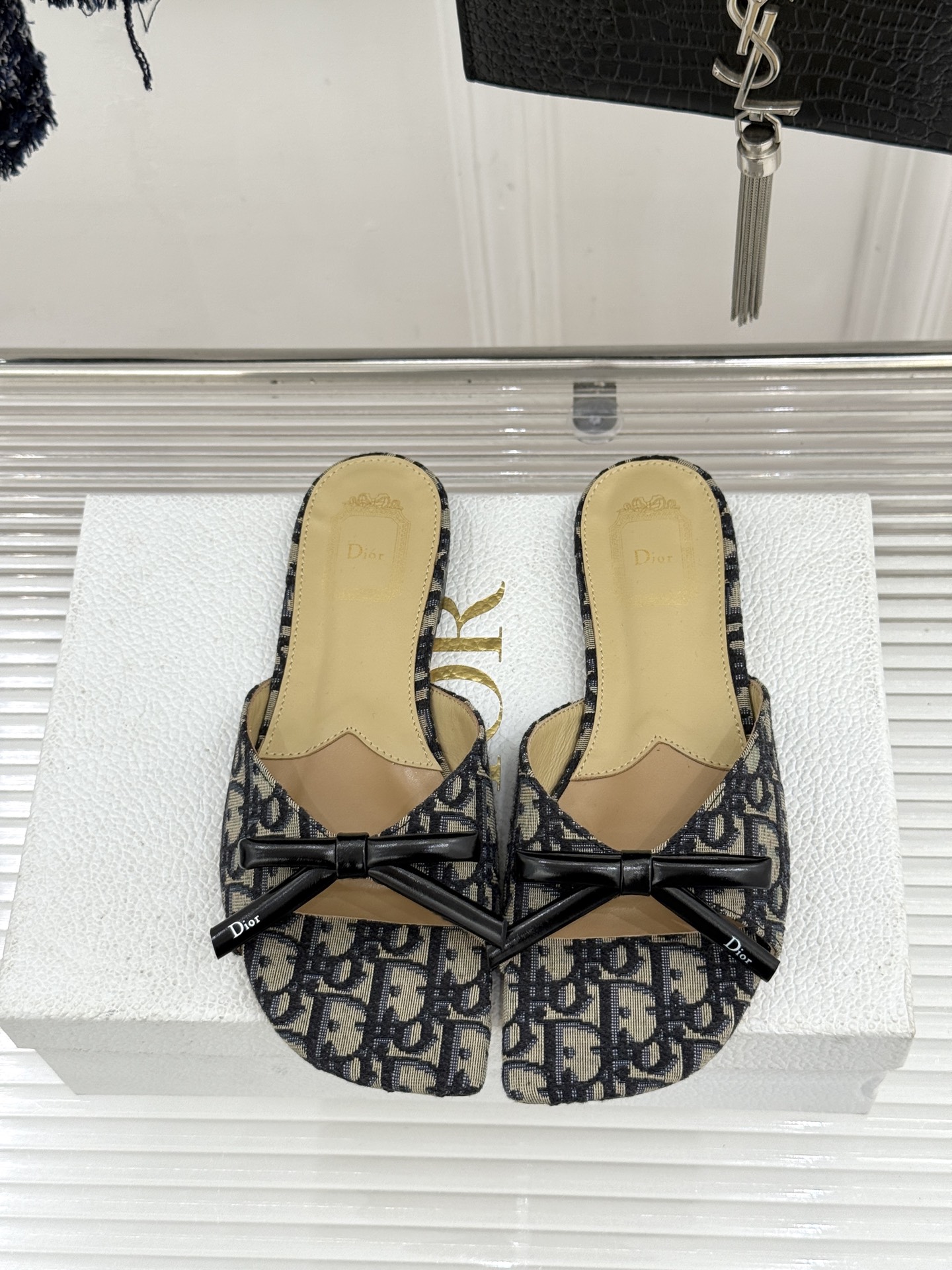 Dior/迪奥26WF早春新品蝴蝶结系列平底拖鞋当罗马阿尔巴尼别墅的早春晨光吻过迪奥工坊的缎面裁片这双凉