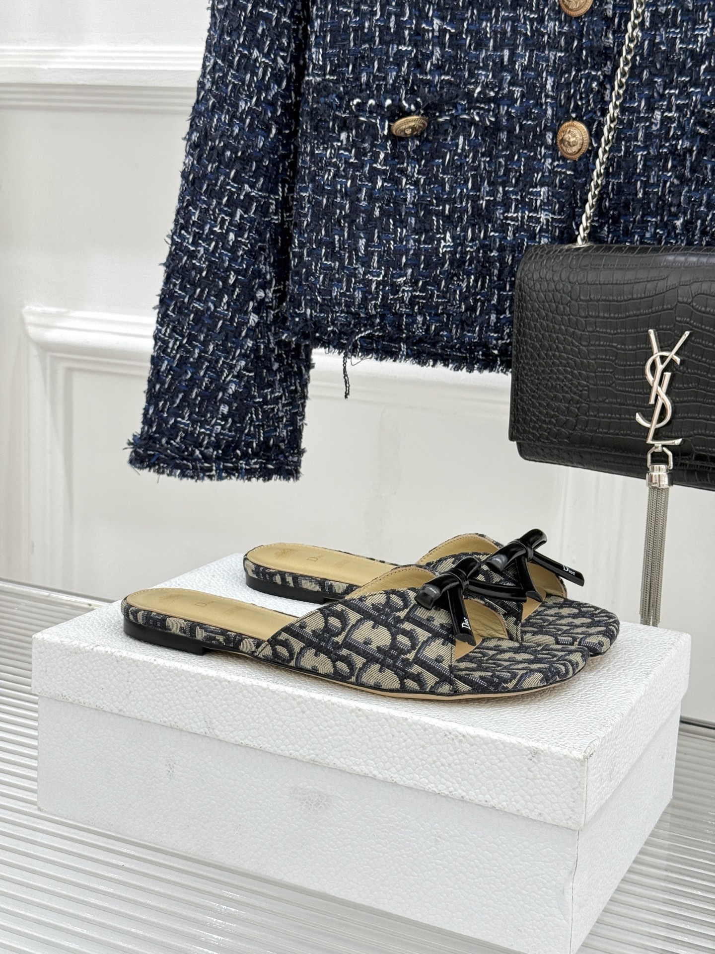 Dior/迪奥26WF早春新品蝴蝶结系列平底拖鞋当罗马阿尔巴尼别墅的早春晨光吻过迪奥工坊的缎面裁片这双凉