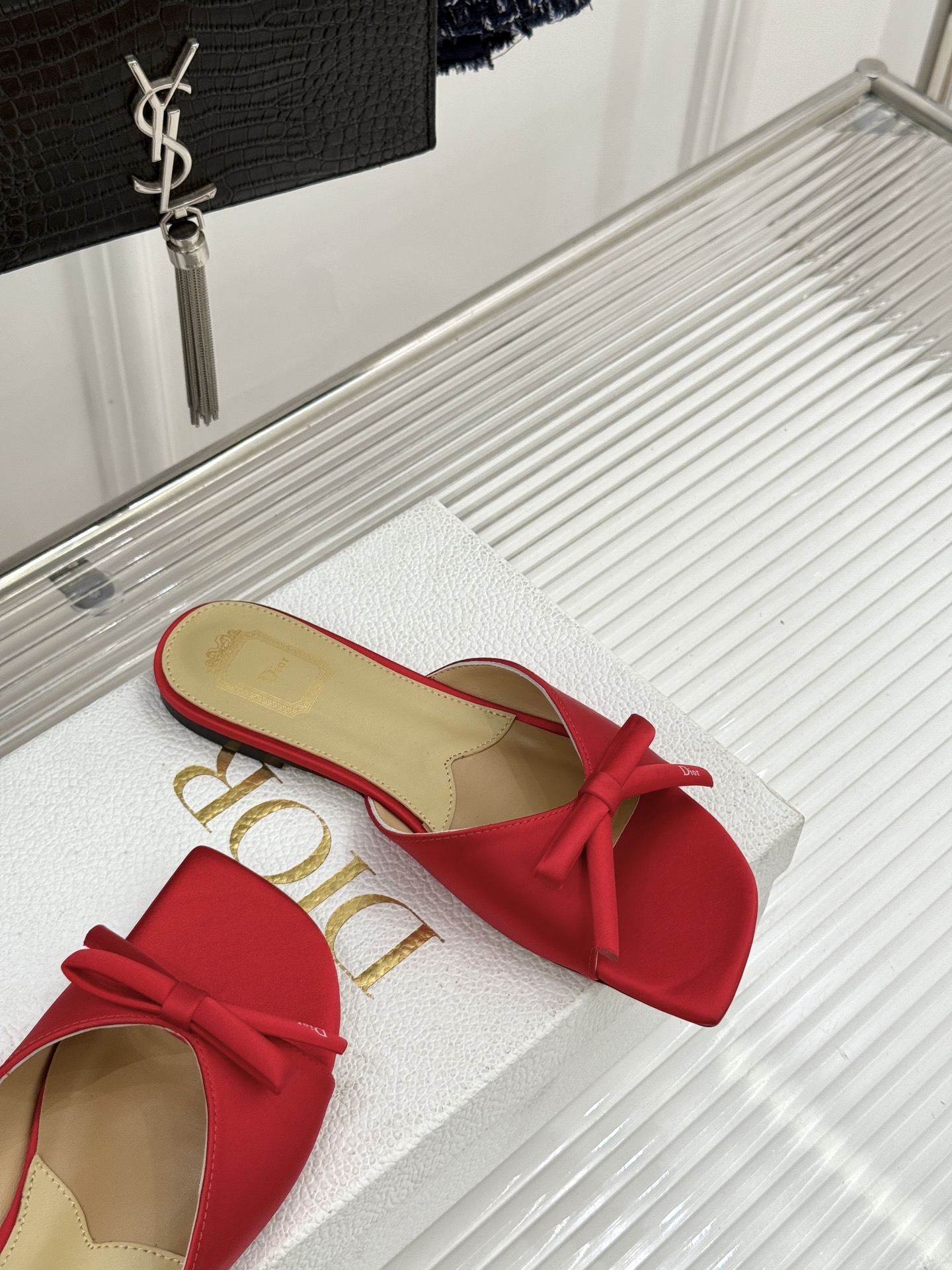 Dior/迪奥26WF早春新品蝴蝶结系列平底拖鞋当罗马阿尔巴尼别墅的早春晨光吻过迪奥工坊的缎面裁片这双凉