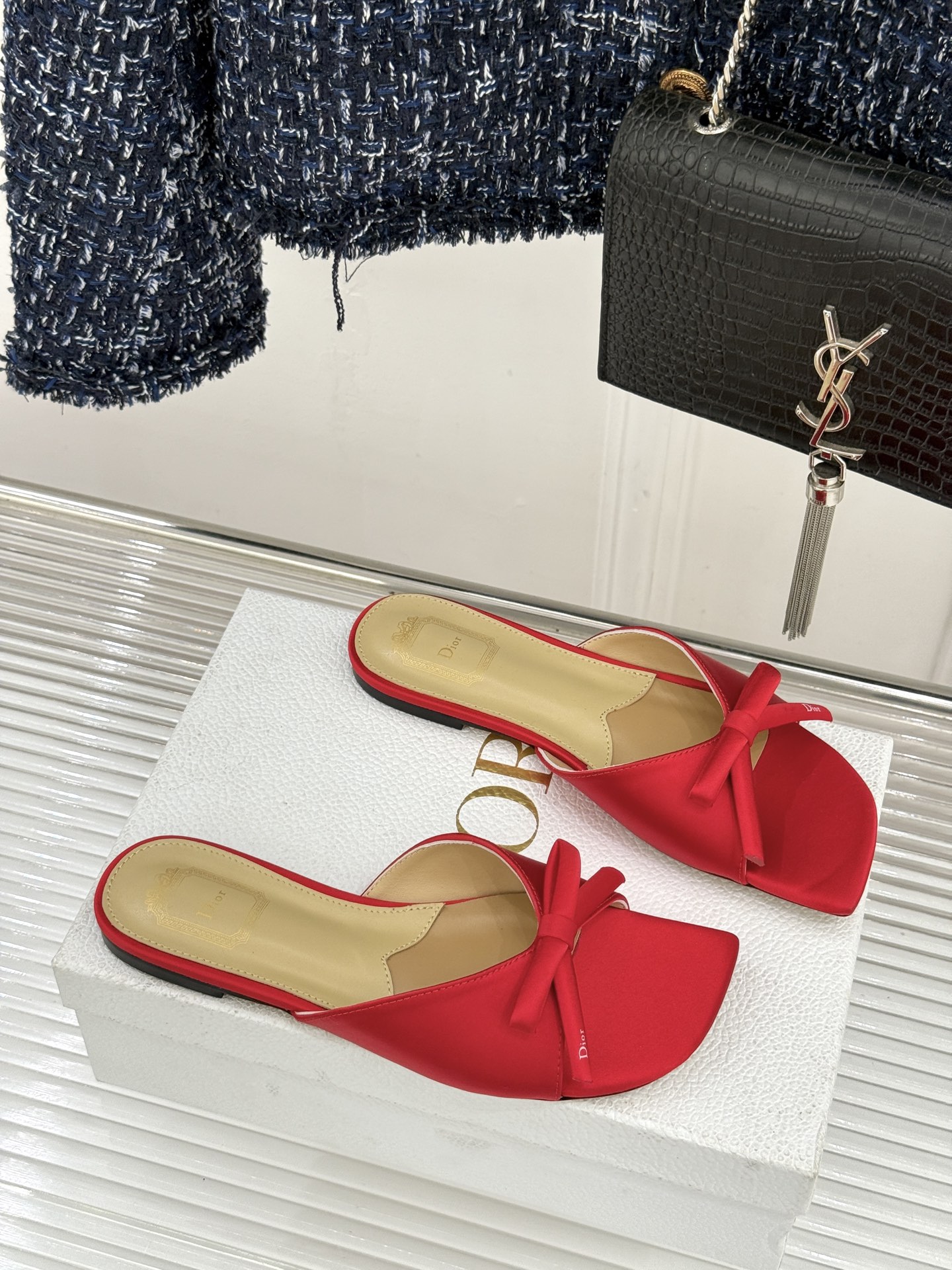 Dior/迪奥26WF早春新品蝴蝶结系列平底拖鞋当罗马阿尔巴尼别墅的早春晨光吻过迪奥工坊的缎面裁片这双凉