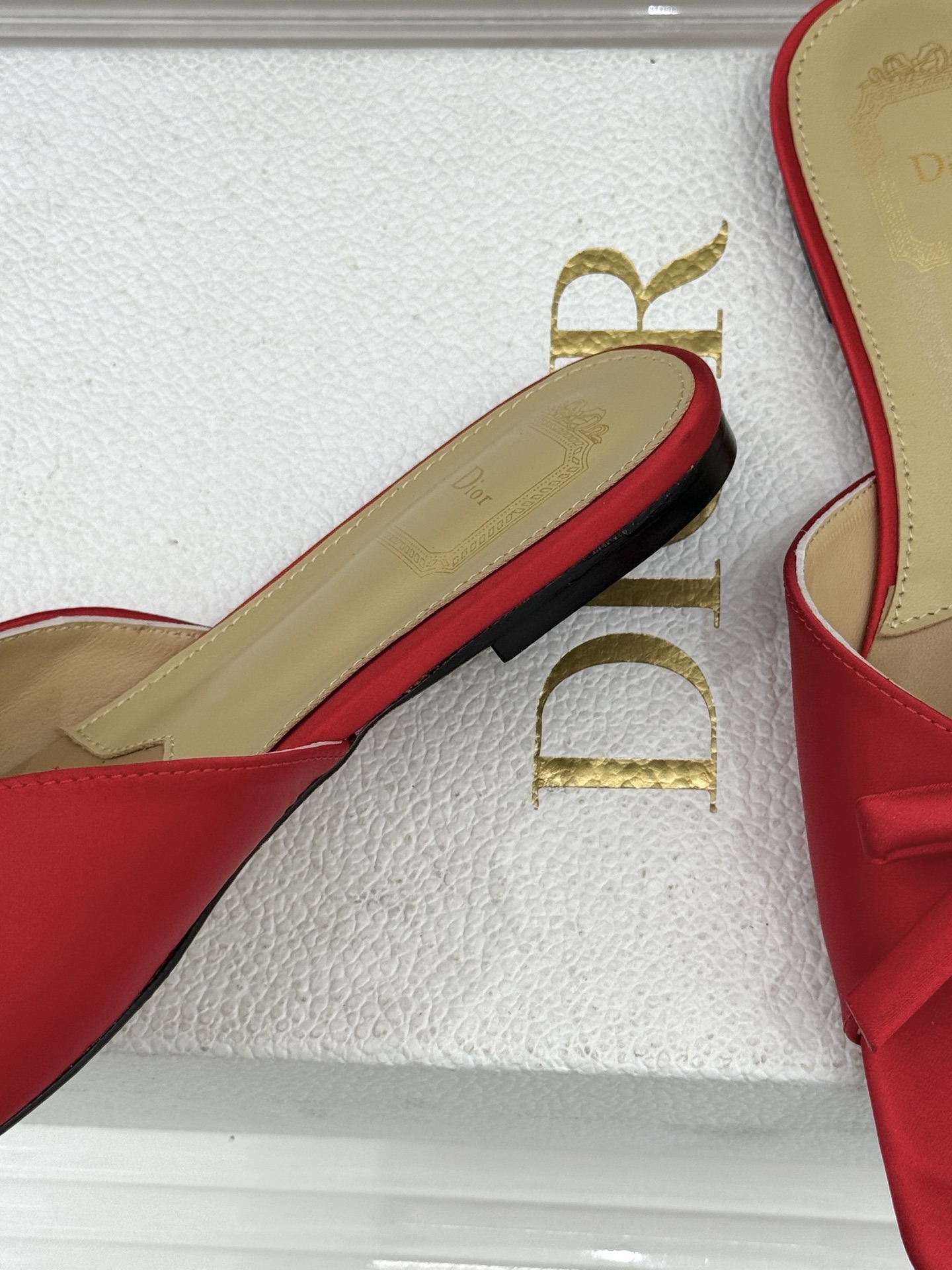 Dior/迪奥26WF早春新品蝴蝶结系列平底拖鞋当罗马阿尔巴尼别墅的早春晨光吻过迪奥工坊的缎面裁片这双凉