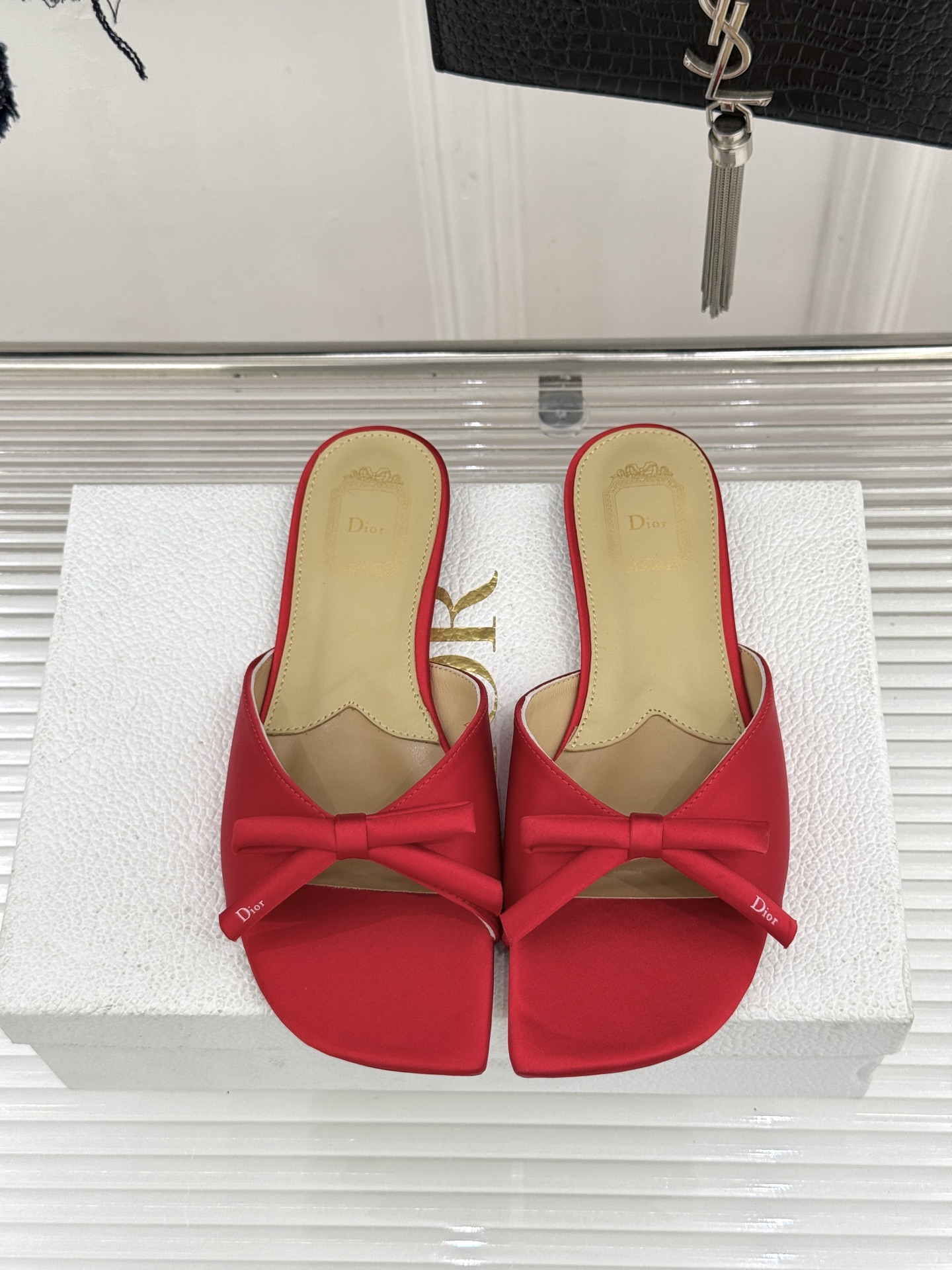 Dior/迪奥26WF早春新品蝴蝶结系列平底拖鞋当罗马阿尔巴尼别墅的早春晨光吻过迪奥工坊的缎面裁片这双凉