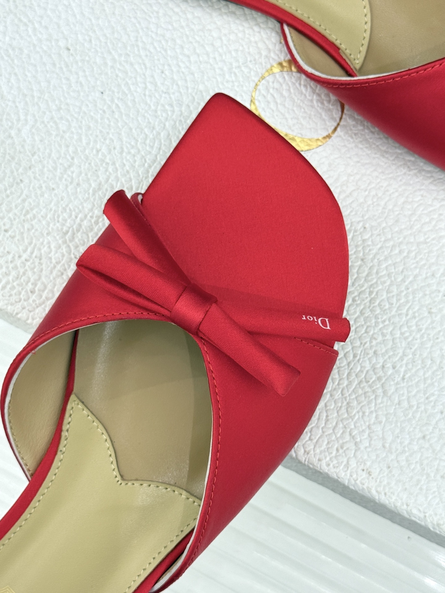 Dior/迪奥26WF早春新品蝴蝶结系列平底拖鞋当罗马阿尔巴尼别墅的早春晨光吻过迪奥工坊的缎面裁片这双凉