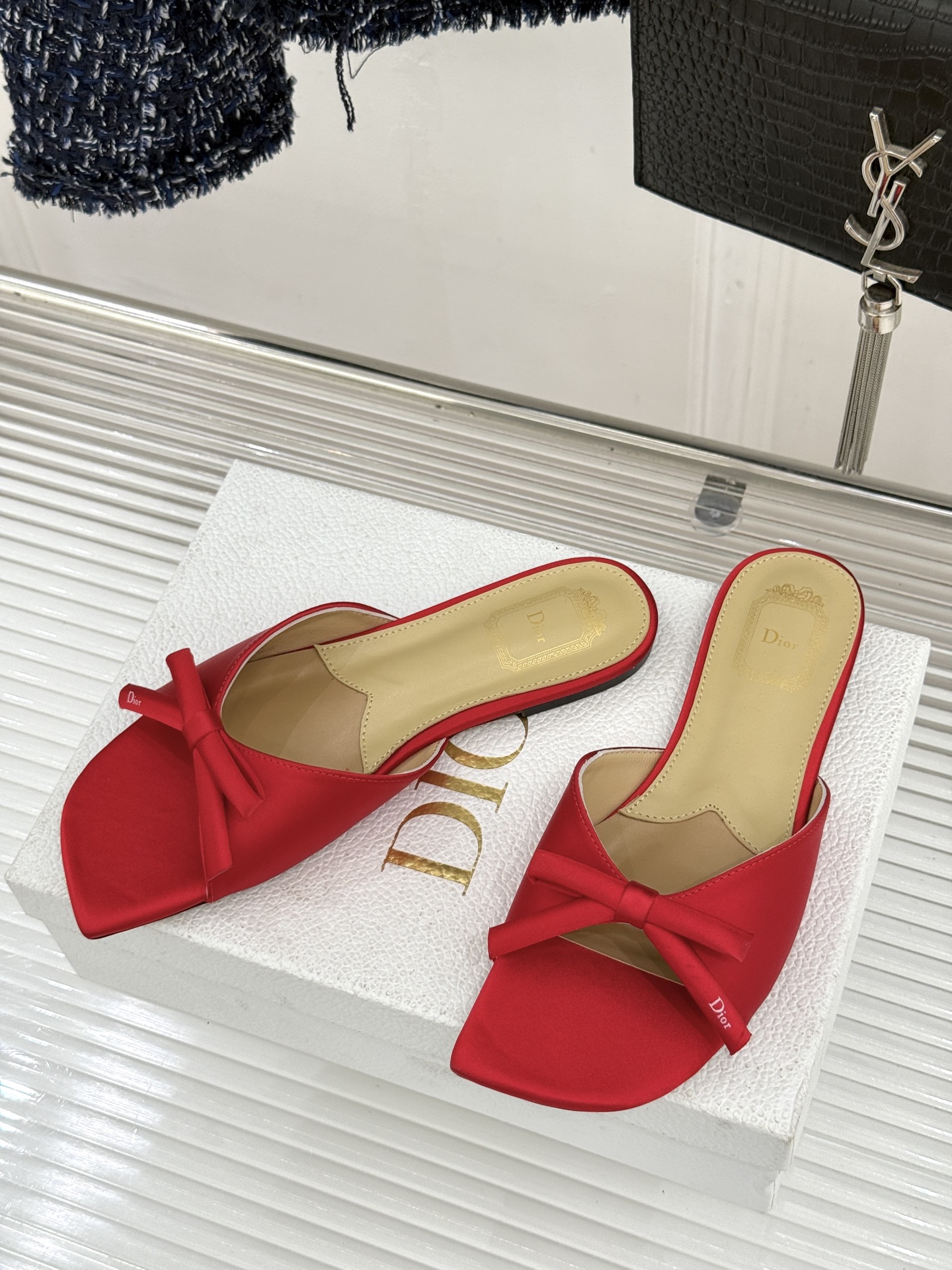 Dior/迪奥26WF早春新品蝴蝶结系列平底拖鞋当罗马阿尔巴尼别墅的早春晨光吻过迪奥工坊的缎面裁片这双凉