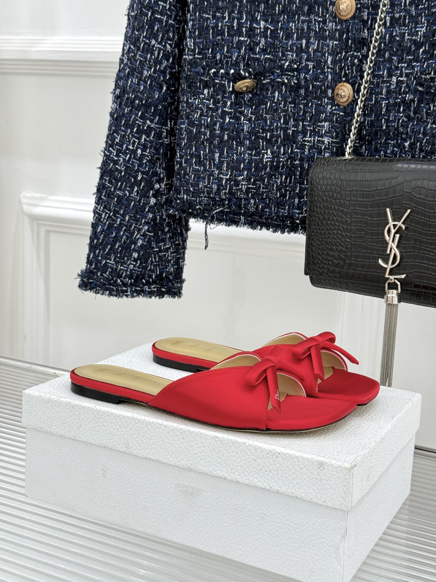 Dior/迪奥26WF早春新品蝴蝶结系列平底拖鞋当罗马阿尔巴尼别墅的早春晨光吻过迪奥工坊的缎面裁片这双凉