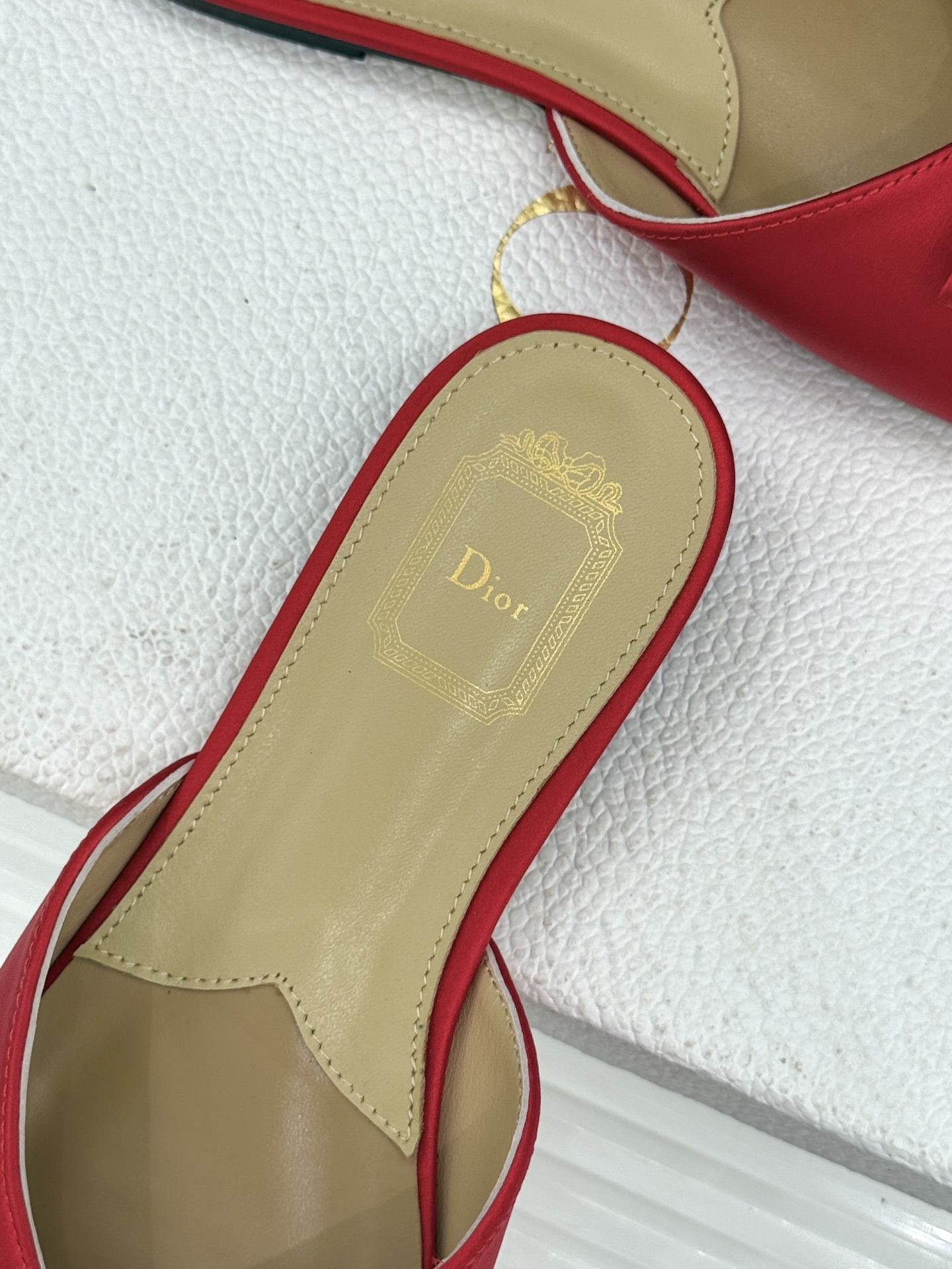 Dior/迪奥26WF早春新品蝴蝶结系列平底拖鞋当罗马阿尔巴尼别墅的早春晨光吻过迪奥工坊的缎面裁片这双凉