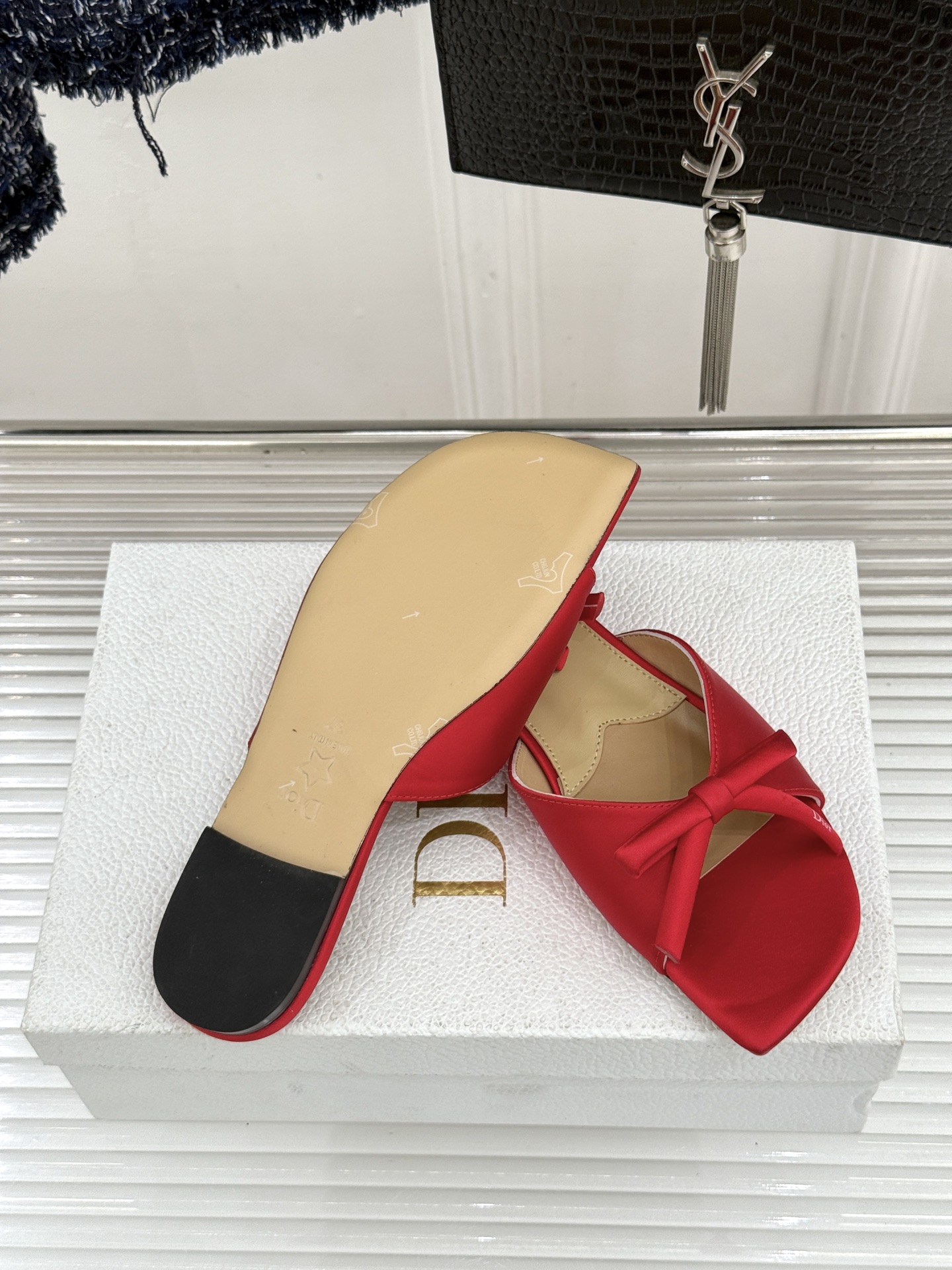 Dior/迪奥26WF早春新品蝴蝶结系列平底拖鞋当罗马阿尔巴尼别墅的早春晨光吻过迪奥工坊的缎面裁片这双凉