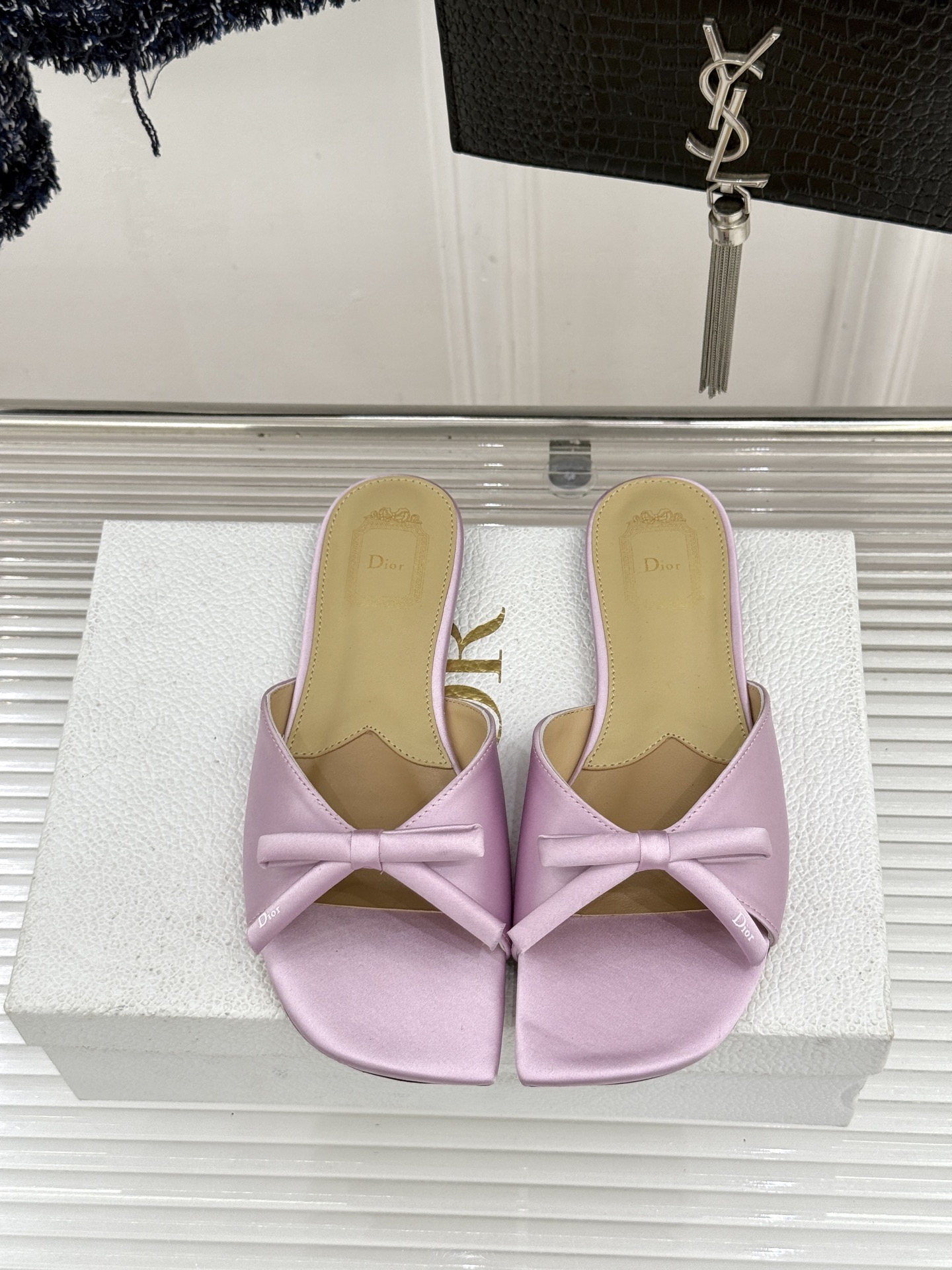 Dior/迪奥26WF早春新品蝴蝶结系列平底拖鞋当罗马阿尔巴尼别墅的早春晨光吻过迪奥工坊的缎面裁片这双凉