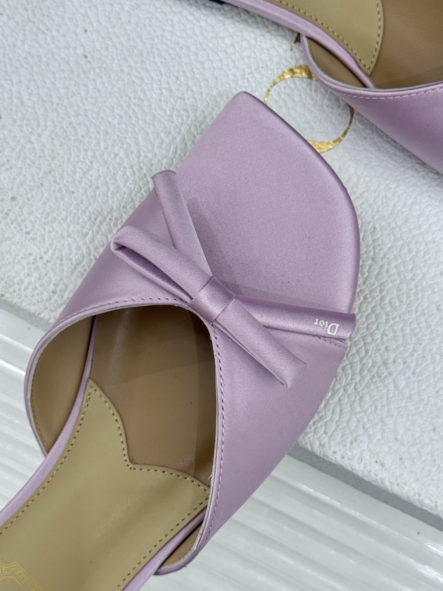 Dior/迪奥26WF早春新品蝴蝶结系列平底拖鞋当罗马阿尔巴尼别墅的早春晨光吻过迪奥工坊的缎面裁片这双凉