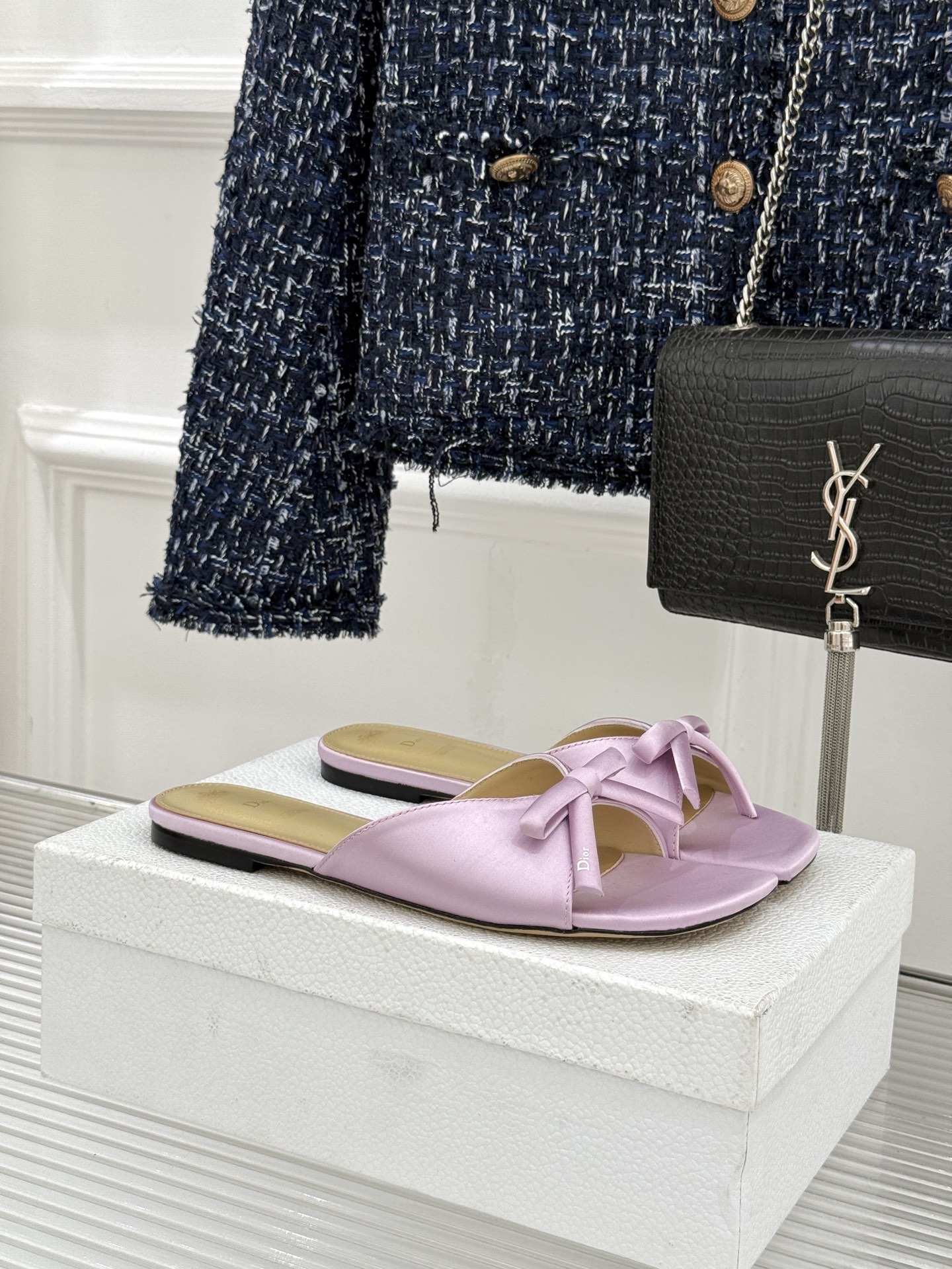 Dior/迪奥26WF早春新品蝴蝶结系列平底拖鞋当罗马阿尔巴尼别墅的早春晨光吻过迪奥工坊的缎面裁片这双凉