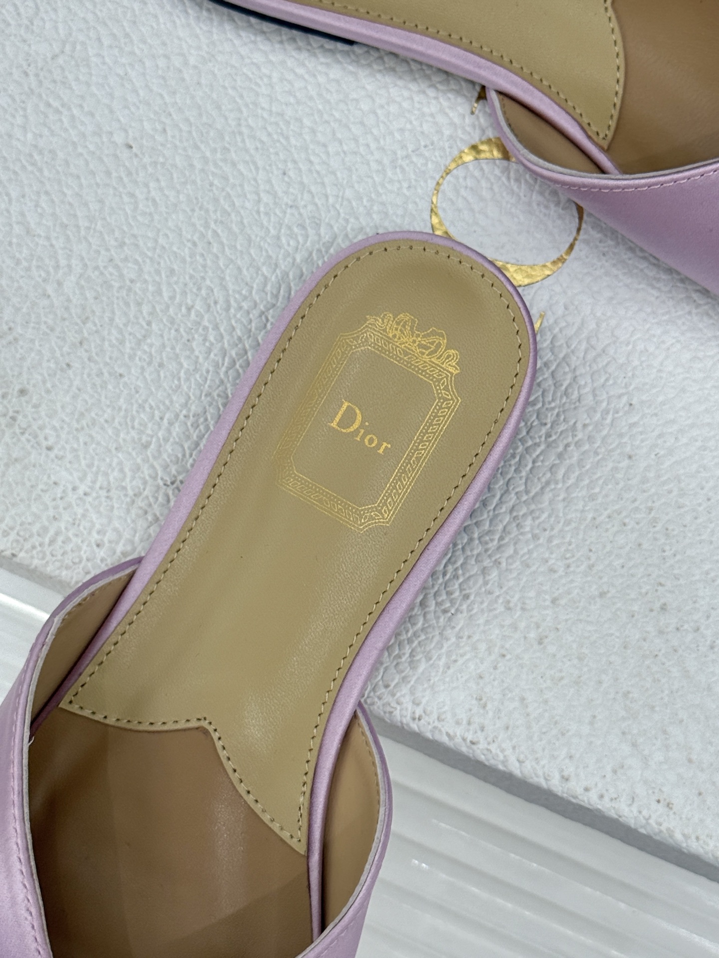 Dior/迪奥26WF早春新品蝴蝶结系列平底拖鞋当罗马阿尔巴尼别墅的早春晨光吻过迪奥工坊的缎面裁片这双凉