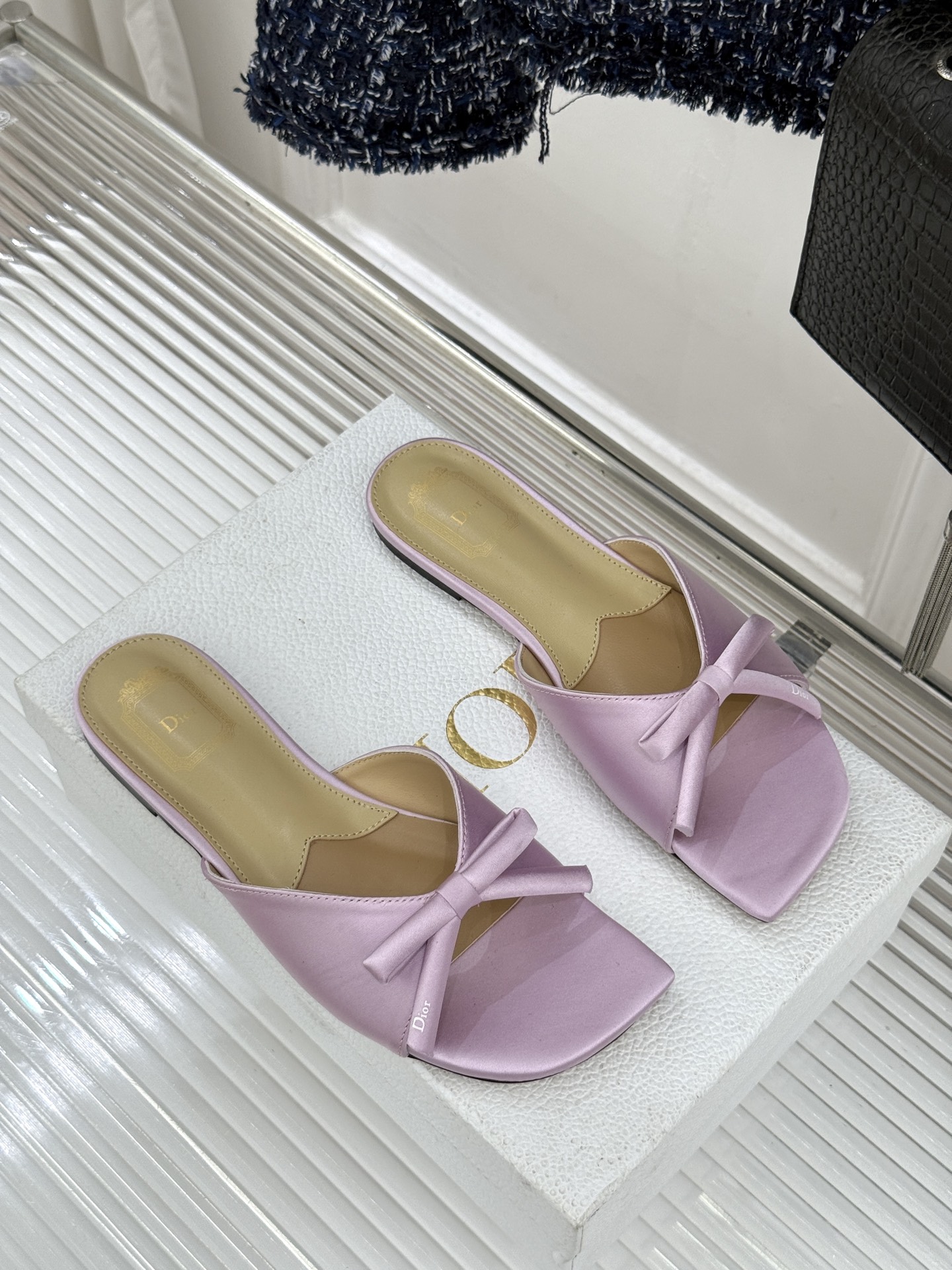 Dior/迪奥26WF早春新品蝴蝶结系列平底拖鞋当罗马阿尔巴尼别墅的早春晨光吻过迪奥工坊的缎面裁片这双凉