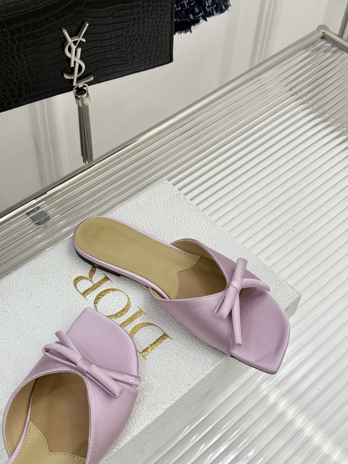 Dior/迪奥26WF早春新品蝴蝶结系列平底拖鞋当罗马阿尔巴尼别墅的早春晨光吻过迪奥工坊的缎面裁片这双凉